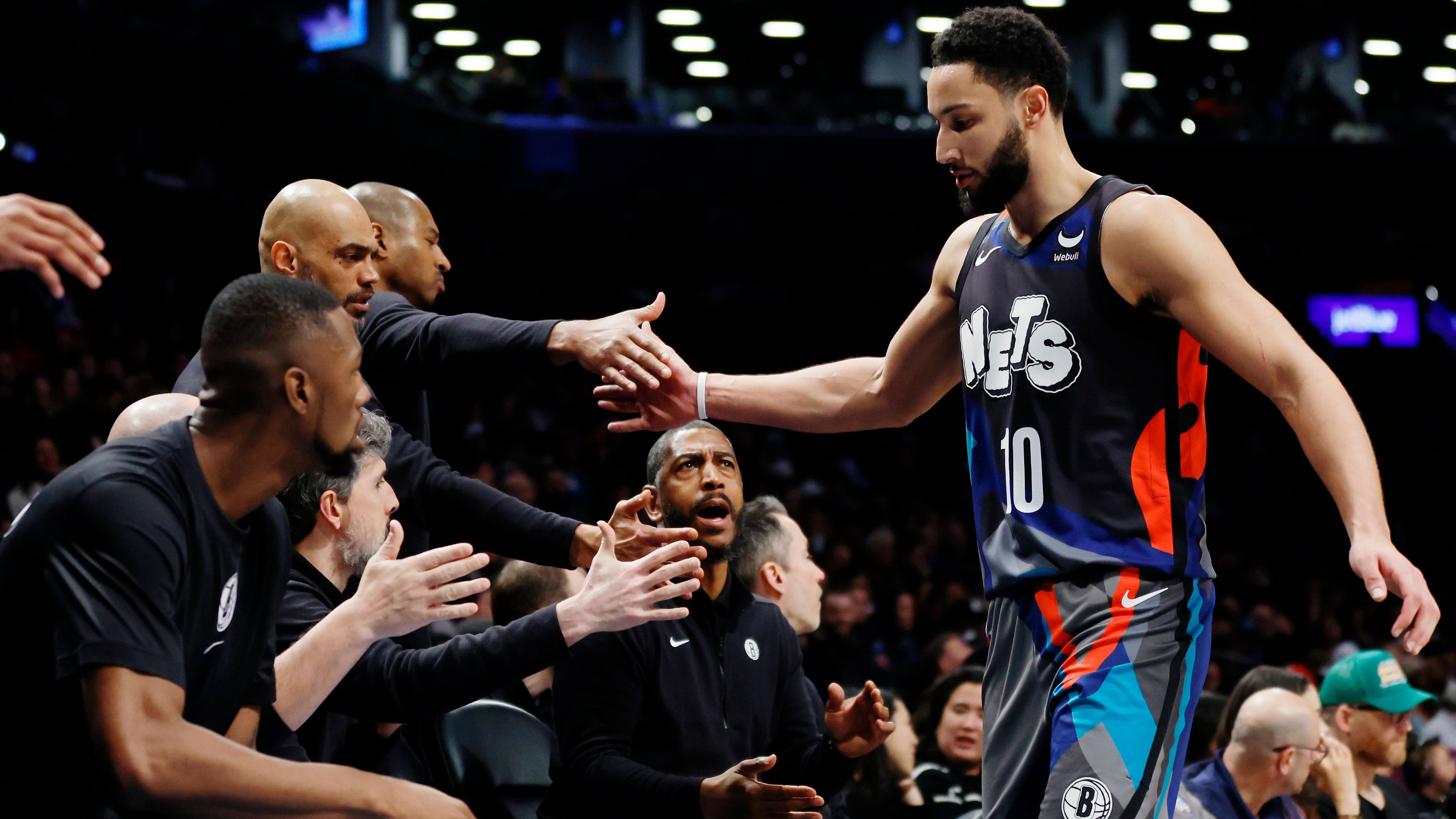 <strong>Platz 1 - Schlechteste Verträge: Ben Simmons (Brooklyn Net)</strong><br><em>Gehalt kommende Saison: 40.338.144 Dollar</em><br>In den letzten drei Saisons kommt Ben Simmons auf unterirdische 57 Spiele. Der ehemalige Nummer-Eins-Pick konnte seit seinem Abschied aus Philadelphia nicht mehr Fuß fassen. Verletzungen und mentale Probleme hinderten ihn daran, öfters auf dem Feld zu stehen. Das Problem ist nur, dass der 28-Jährige 40 Millionen Dollar im Jahr verdient. Ein Jahr läuft sein Vertrag noch. Werden wir ihn danach überhaupt noch einmal in der NBA zu Gesicht bekommen?