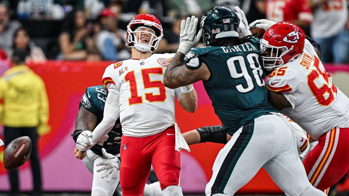 SPORTS-FBN-MCDOWELL-COLUMN-2-KC Philadelphia Eagles defensive tackle Milton Williams (93) strips the ball from Kansas City Chiefs quarterback Patrick Mahomes (15) in the fourth quarter during Super...