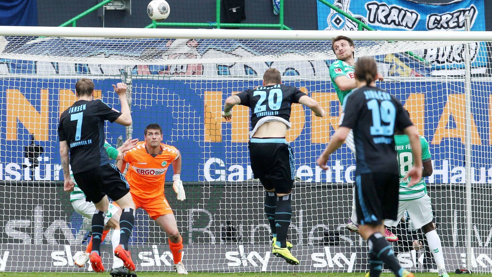 <strong>2014: Greuther Fürth vs. Hamburger SV</strong><br>
                Der HSV machte es 2014 erstmals richtig spannend. Dank der Auswärtstor-Regel reichten am Ende zwei Remis (0:0, 1:1) gegen Fürth, um als Bundesliga-Dino die Uhr im Volksparkstadion weiter ticken zu lassen. Pierre-Michel Lasogga köpfte das goldene Tor für die Hanseaten. Doch auch ein Jahr danach ließ der HSV seine Fans zittern ...
