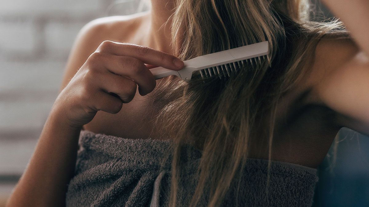 Spröde Spitzen? Trockenes Haar? Brüchige Haarstruktur? Im Beauty-Artikel findet ihr Tipps und Tricks gegen Spliss und Co.