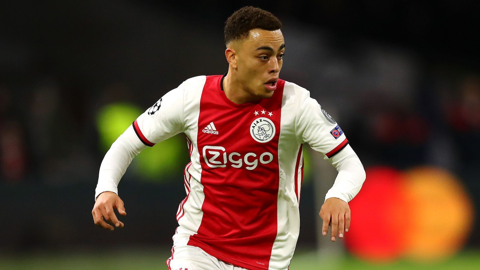 
                <strong>Sergino Dest (Ajax Amsterdam)</strong><br>
                Alvaro Odriozola, Leihgabe von Real Madrid, konnte seit seiner Ankunft im Januar nicht überzeugen und wird nach dem Ende der Saison nach Spanien zurückkehren. Dest ist angeblich Bayerns Wunschlösung, doch Ajax ist gewillt, den Spieler auch über den Sommer hinaus zu halten. Ein Wechsel nach München ist nach derzeitigem Stand ausgeschlossen. 
              