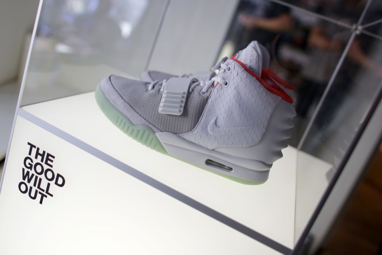 Die Nike "Air Yeezy II" gehören zu den begehrtesten Sneakern überhaupt. Designt von Rapper Kanye West bricht vor allem die rote Variante "Red October" Rekorde. Mittlerweile kostet ein Paar schon mal um die 15.000 Euro.