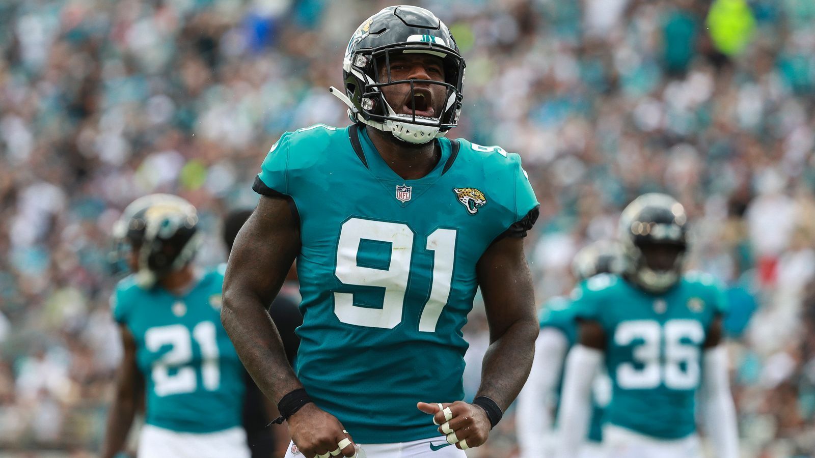 
                <strong>2019: Yannick Ngakoue</strong><br>
                Ganze elf Tage dauerte der Holdout von Yannick Ngakoue bei den Jacksonville Jaguars an, ehe der Defensive End seinen Streik ohne Ergebnis beendete und zum Training Camp zurückkehrte. Einer der damals besten Pass Rusher der NFL hoffte auf den großen Zahltag, doch die Verantwortlichen der Jacksonville Jaguars blieben hart. Somit ging er in sein letztes Vertragsjahr, welches ihm etwas mehr als zwei Millionen US-Dollar einbrachte. In den folgenden drei Jahren spielte Ngakoue für die Minnesota Vikings, die Baltimore Ravens, die Las Vegas Raiders und die Indianapolis Colts. Zwar zeigte er überall gute Leistungen, sesshaft wurde er dennoch nicht. Derzeit ist der 28-Jährige Free Agent.
              