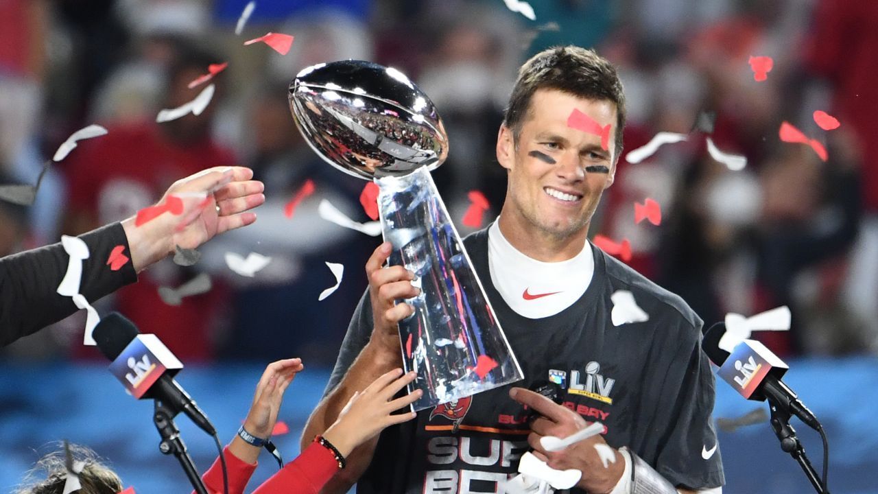 Heimsieg: Mit den Tampa Bay Buccaneers spielt 2021 zum ersten Mal ein Team im heimischen Stadion - und zwar im Raymon James Stadion, Tampa, Florida. Und sie setzten noch einen drauf und gewannen das Match mit herausragenden 31:9. Quarterback Tom Brady (Foto) wurde auch als wichtigster Spieler des Super Bowls, "Most Valuable Player" (MVP) ausgezeichnet.