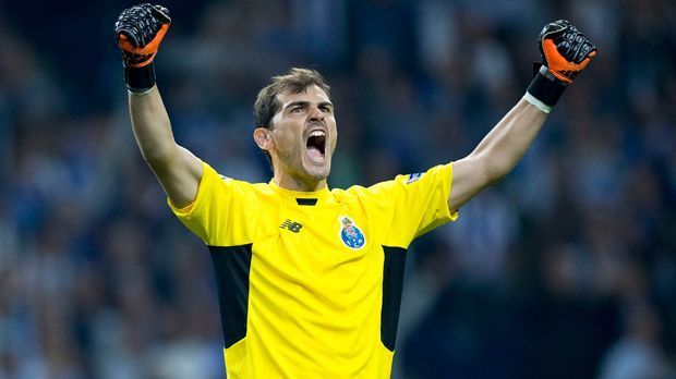 
                <strong>Torwart: Iker Casillas</strong><br>
                Torwart: Iker Casillas. Negredo vertraut im Tor auf seinen Landsmann. Bei Real Madrid stehen beide im Jahr 2009 für eine kurze Zeit gemeinsam unter Vertrag, bevor der Stürmer ohne einen Pflichtspieleinsatz an den FC Sevilla für 15 Millionen Euro verkauft wird.
              