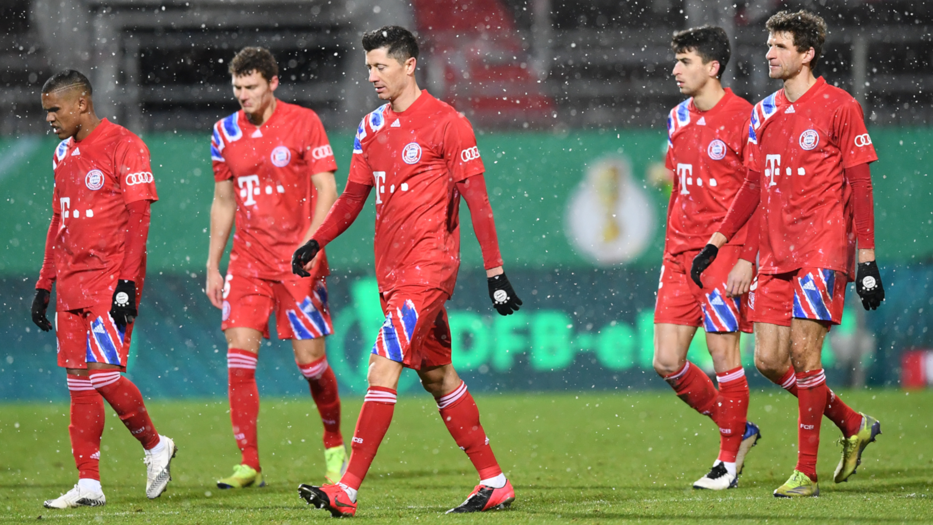 <strong>Holstein Kiel - FC Bayern München 8:7 n. E. (2020/21)</strong><br>
                Im Schneegestöber von Kiel schieden die Bayern mal wieder vorzeitig aus dem DFB-Pokal aus.&nbsp;Hauke Wahl rettete die Störche mit seinem Ausgleich zum 2:2 in der fünften Minute der Nachspielzeit in die Verlängerung. Im Elfmeterschießen trafen alle Schützen bis auf Marc Roca.