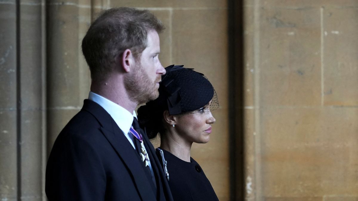 Prinz Harry und Herzogin Meghan bei der Trauerfeier von Queen Elizabeth II. RC21HW9JHDDE