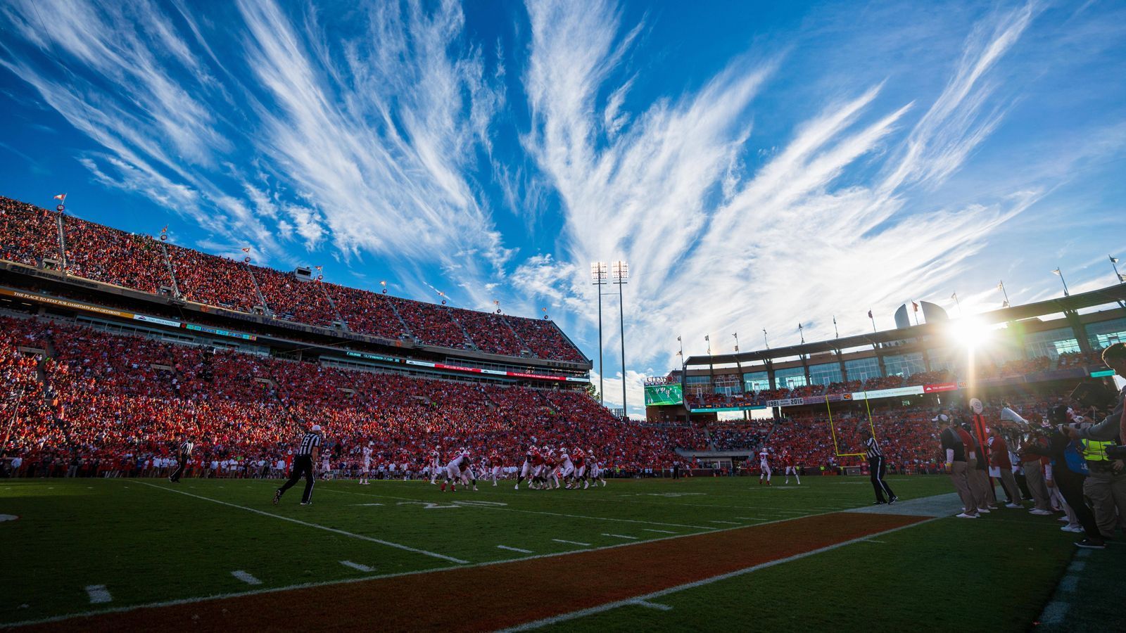 
                <strong>4. Platz: Memorial Stadium, Clemson</strong><br>
                Heimstätte der Clemson Tigers (NCAA-Football)Höchstgemessene Lautstärke: 132.8 dB
              