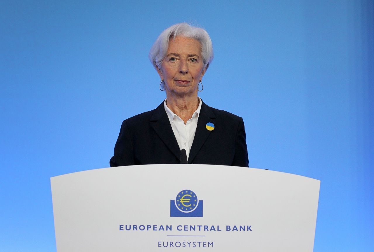Christine Lagarde ist seit 2019 die Präsidentin der Europäischen Zentralbank (EZB). Sie trat als Nachfolgerin von Mario Draghi an, dem aktuellen italienischen Ministerpräsidenten.