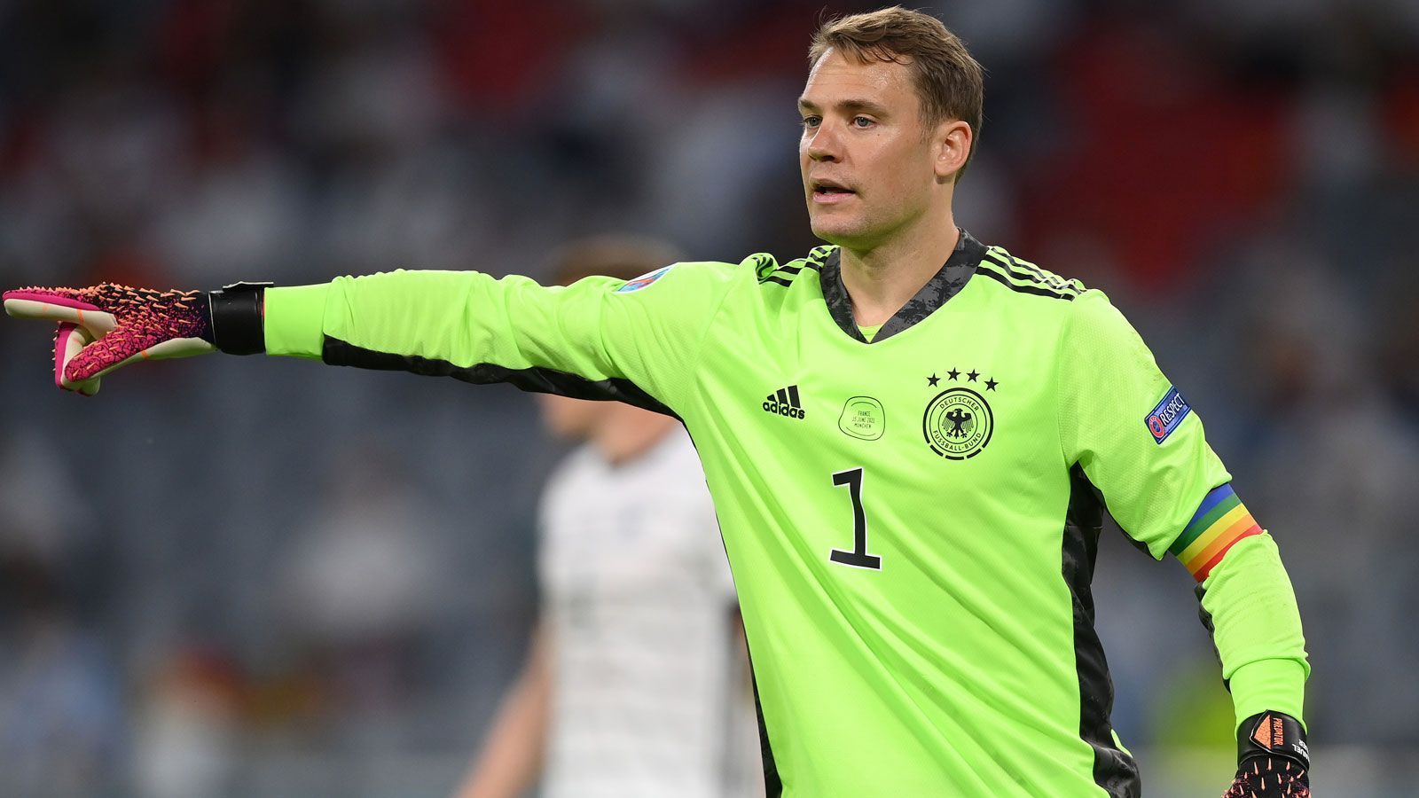 
                <strong>Manuel Neuer (Deutschland)</strong><br>
                Ist im Prinzip beschäftigungslos. Beim Eigentor von Mats Hummels machtlos, das ein oder andere Mal muss er als "Manu, der Libero" retten. Insgesamt ein unglücklicher Abend für den Keeper. ran-Note: 3
              