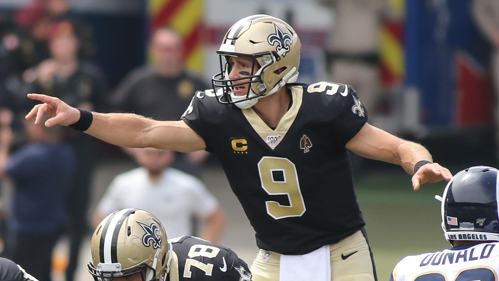 
                <strong>Brees‘ Bänder</strong><br>
                In Week 2 die nächste Hiobsbotschaft aus Quarterback-Sicht: Drew Brees verletzte sich infolge eines Tackles von Aaron Donald bereits im ersten Viertel am Daumen seiner Wurfhand. Er wird nun am Daumen operiert, da dort Bänder beschädigt sind, und wird den New Orleans Saints laut NFL-Insider Ian Rapoport und "ESPN"-Reporter Adam Schefter sechs Wochen fehlen. 
              