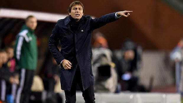 
                <strong>FC Chelsea: Antonio Conte</strong><br>
                Antonio Conte wird laut "Gazzetta dello Sport" zur neuen Saison Trainer des FC Chelsea. Nach dem Aus von Jose Mourinho im Dezember, übernahm Guus Hiddink interimsweise, muss seinen Stuhl zum Ende der Saison aber schon wieder räumen. Denn Conte, der ehemalige italienische Nationaltrainer, soll die "Blues" wieder zu Titeln führen. Auch bei einigen anderen europäischen Top-Klubs dreht sich das Trainerkarussell gewaltig. ran.de gibt einen Überblick über fixe und mögliche Trainer-Transfers bei den großen Vereinen der Top-Ligen.
              