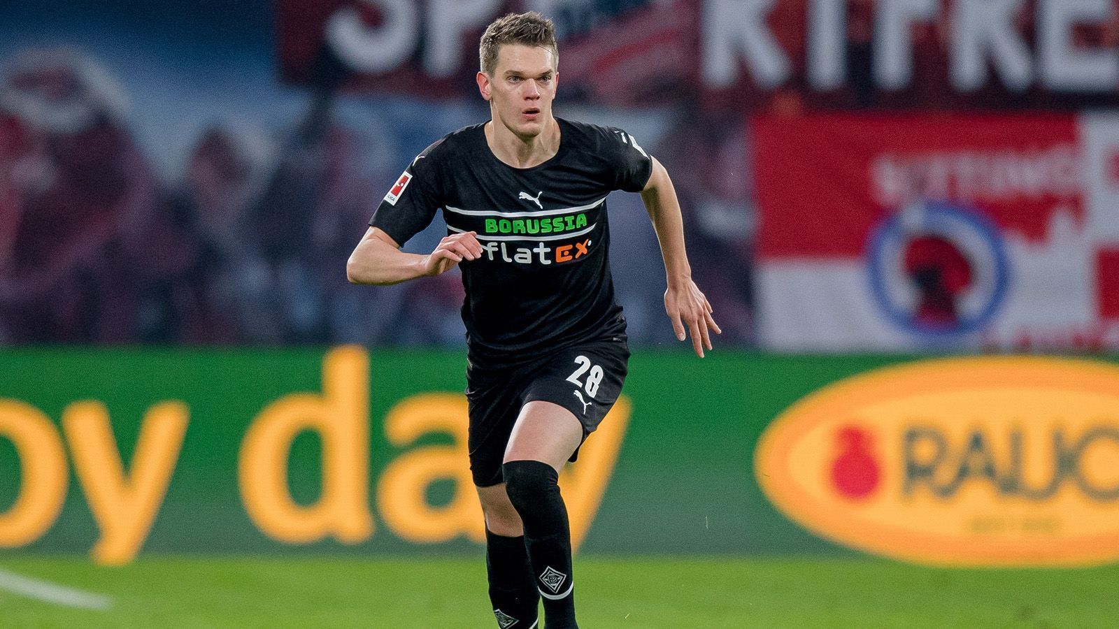
                <strong>Matthias Ginter (Borussia Mönchengladbach)</strong><br>
                Dass Matthias Ginter Borussia Mönchengladbach nach Saisonende den Rücken kehren wird, steht schon länger fest. Jetzt wurde bekannt, dass die Bayern längst die Fühler nach dem Innenverteidiger ausgestreckt haben. So soll sich Salihamidzic laut "Bild" bereits vor Weihnachten in München mit dem Nationalspieler getroffen haben. Auch in dieser Woche gab es angeblich erneut Kontakt mit dessen Management. Konkretes wurde allerdings nicht besprochen, weshalb Ginter an der Säbener Straße nicht als erste Wahl gilt.
              