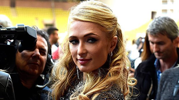 
                <strong>Paris Hilton</strong><br>
                Ja, sogar mit Paris Hilton soll Ronaldo angebandelt haben - wenn auch wohl nur für eine Nacht. Mit dem It-Girl aus den USA verlebt der Profi 2009 anscheinend eine Liebesnacht in einem Hotel. Weil nicht mehr daraus wird, soll Hilton sich so gekränkt gefühlt haben, dass sie "CR7" mit einem bösen Zauber belegt haben soll. Tatsächlich verletzt sich der vermeintliche Traum-Mann wenig später am Sprunggelenk - spooooky!
              