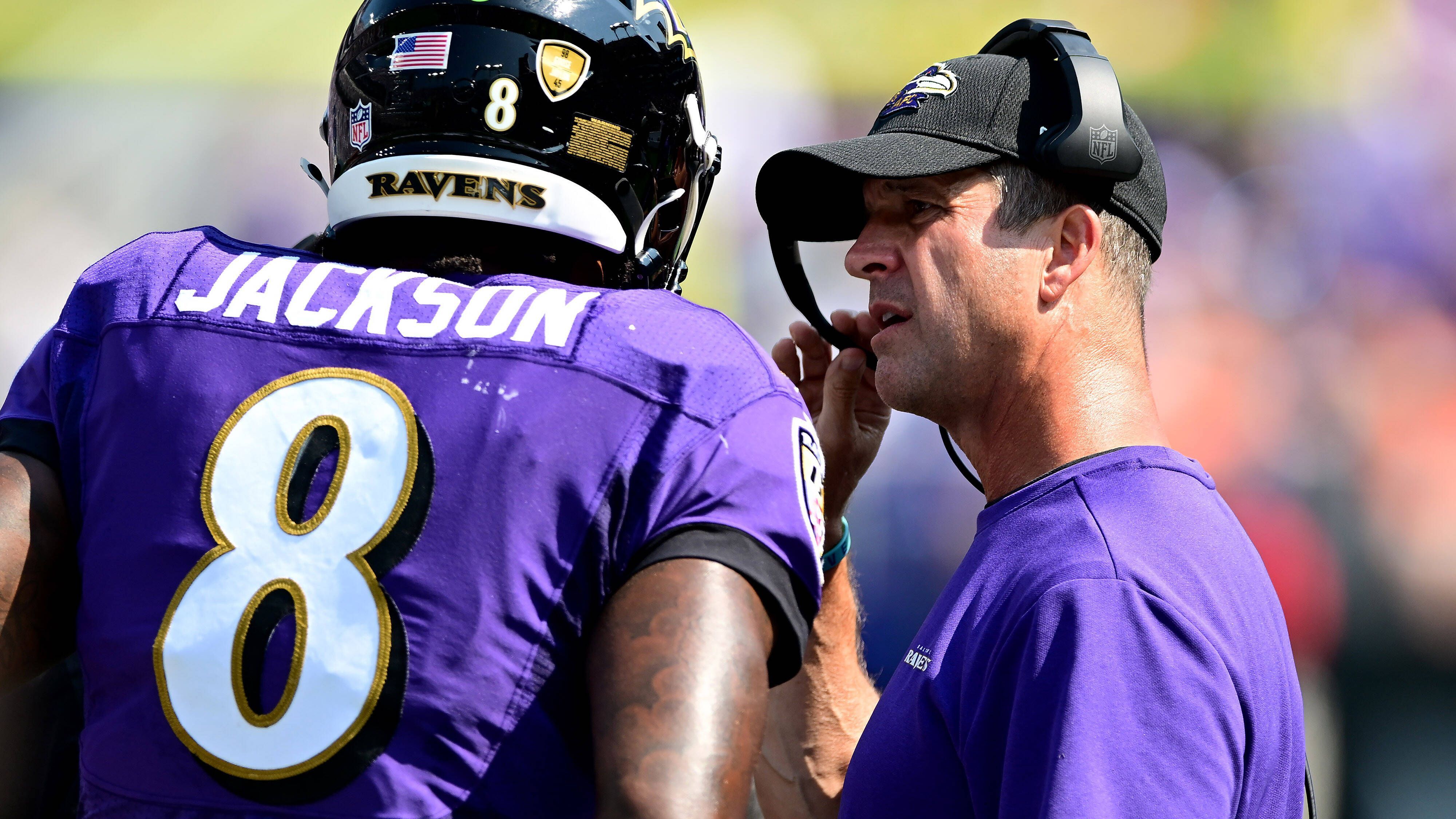 
                <strong>Lamar Jackson fordert Trade: Quarterback-Alternativen für die Baltimore Ravens </strong><br>
                Auch wenn Head Coach John Harbaugh im Rahmen des Owner-Treffens in Phoenix kürzlich bereits betont hat, weiter mit Jackson zu planen und ihn in Baltimore halten zu wollen, stehen die Zeichen auf Abschied. Jackson scheint fest davon überzeugt, seine Forderung nach einem Langzeitvertrag zu seinen Konditionen nun eben andernorts durchzusetzen und nicht unter dem Non-exclusive Franchise Tag in die Saison zu gehen. Im Falle eines Trades winken Baltimore immerhin zwei Erstrundenpicks im Draft als Kompensation. ran zeigt mögliche Kandidaten, die die Nachfolge des ehemaligen MVPs in Baltimore antreten könnten.
              