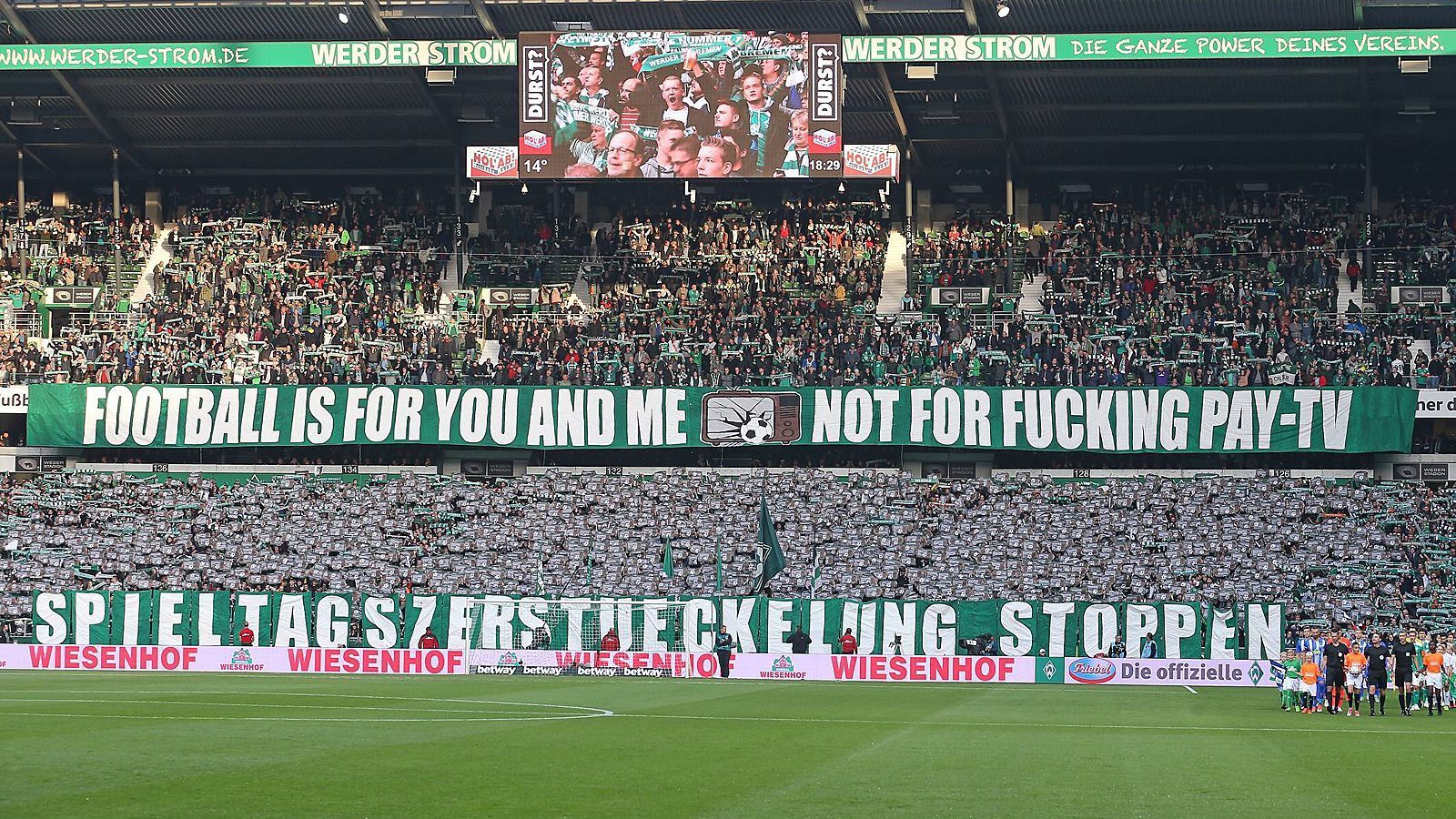 
                <strong>Fan-Protest in Bremen</strong><br>
                Besonders die Fans von Werder Bremen taten sich hervor, immerhin eröffneten die Hanseaten den 5. Bundesliga-Spieltag am Dienstagabend bereits um 18:30 Uhr. Was sie davon halten, kommunizierten die Anhänger auf Englisch - und mit schönem Gruß an Sky und Eurosport.
              
