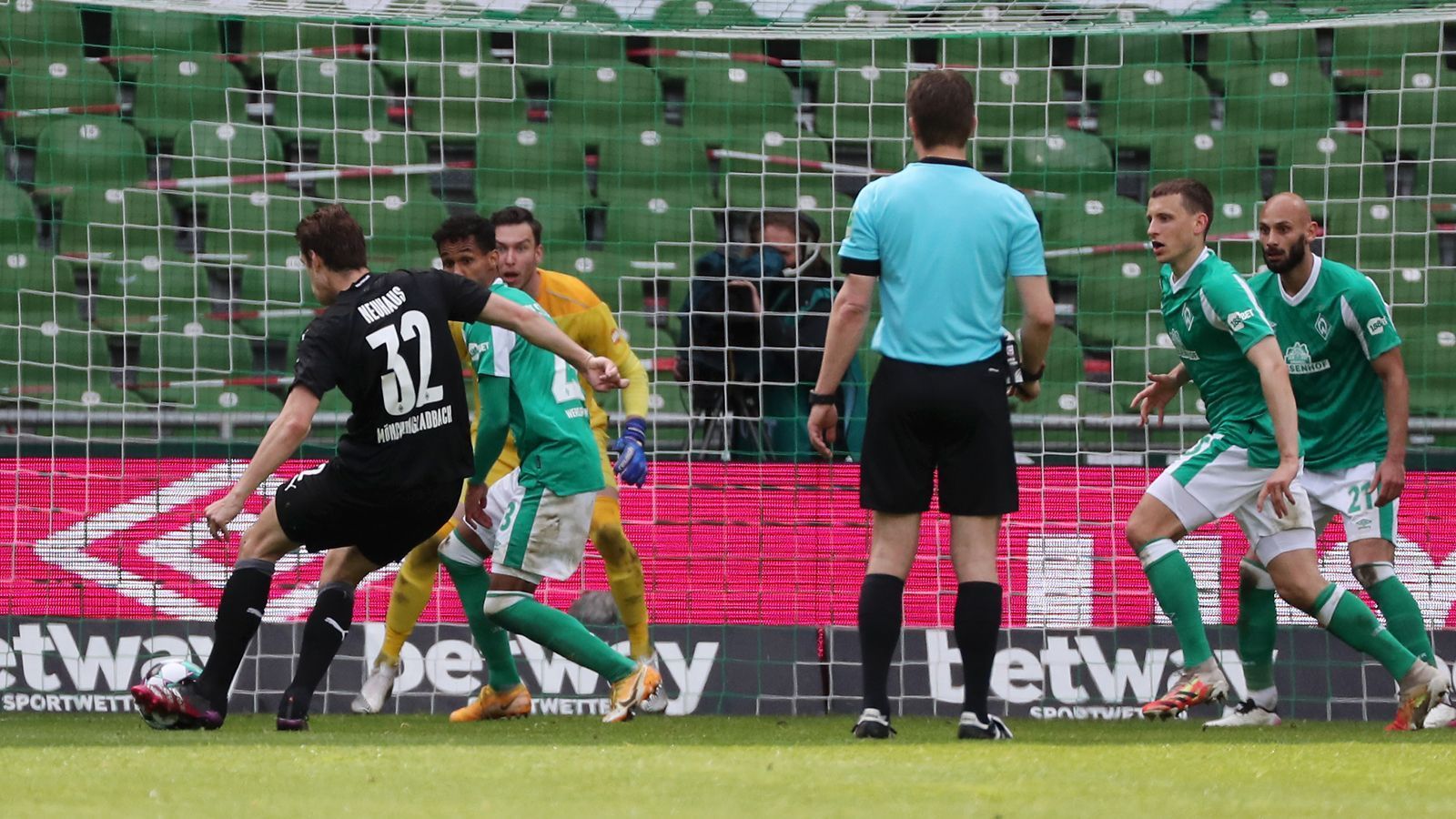 
                <strong>67. Minute: Bremen kassiert den nächsten</strong><br>
                Wegen des späteren Anpfiffs der zweiten Hälöfte kassiert Bremen zeitgleich mit der vermeintlichen Kölner Führung das 0:4. Werder gibt sich auf. Die Hoffnungen der Hanseaten müssen nun auf Schalke ruhen.
              