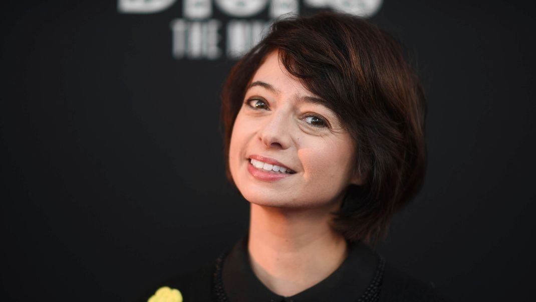 Kate Micucci hat nach ihrer Krebsdiagnose erfreuliche Nachrichten zu verkünden. Alle Infos dazu gibt es hier.