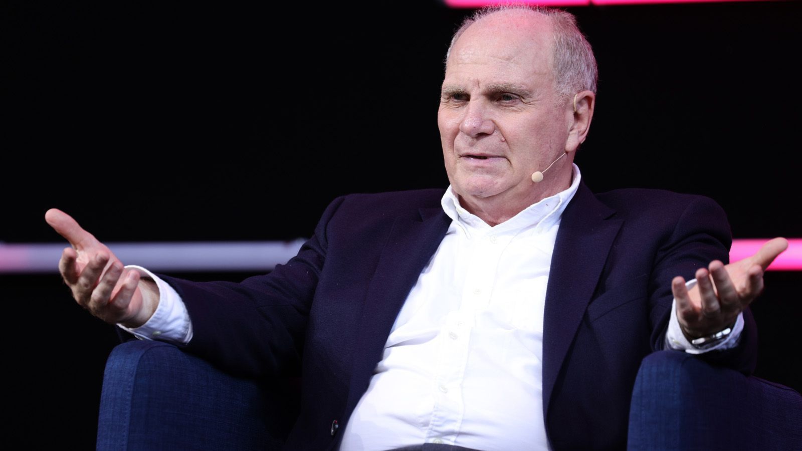 
                <strong>Uli Hoeneß aka die göttliche Instanz/der Bremser</strong><br>
                Voila, das Donnergrollen. "Haben Sie schon einmal erlebt, dass ein Spieler dem FC Bayern auf der Nase herumtanzt", tönt Uli Hoeneß damals noch als Präsident, als sich Ousmane Dembele 2017 von Borussia Dortmund wegstreikt. Das Nasentanz-Mantra hat auch heute noch Gültigkeit, nachdem sich der 70-Jährige aus dem operativen Geschäft offiziell verabschiedet hat. Denn als Aufsichtsrats-Boss muss Hoeneß quasi als göttliche Instanz jeden großen Millionen-Deal absegnen. Bei Lewandowski tritt "Uli Almighty" bislang auf die Bremse. "Sie können sich weitere Angebote sparen", poltert er zuletzt in Richtung FC Barcelona aus dem Off. Das Hoeneß-Veto könnte am Ende ausschlaggebend sein, hat Mr. FC Bayern doch nach wie vor großen Einfluss auf Zögling Salihamidzic. Laut "Bild" zittere Lewandowski vor allem vor Hoeneß.
              