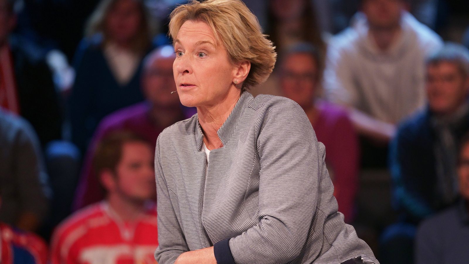 
                <strong>Martina Voss-Tecklenburg</strong><br>
                "Ich bin sehr überrascht, weil ich dachte, man geht jetzt in die sachliche Analyse und gibt sich bis Mittwoch Zeit", sagte Bundestrainerin Martina Voss-Tecklenburg als Gast im ZDF. "Ich habe die letzten Jahre engen Kontakt mit Oliver Bierhoff haben dürfen. Er war bei uns, hat unsere Themen aufgenommen und transportiert. Ich bin ein bisschen sprachlos."
              