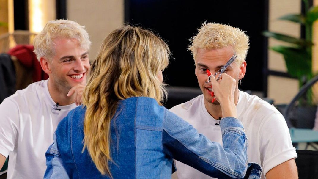 Heidi Klum greift zur Schere: Julian bekommt von der Modelchefin höchstpersönlich die Haare geschnitten.