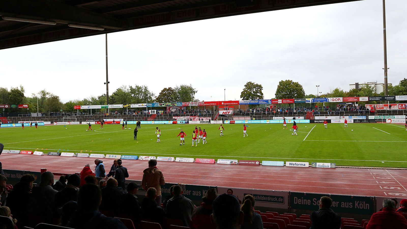 
                <strong>Cologne Centurions</strong><br>
                Im Kölner Südstadion feuern zumeist über 2000 Fans das Kölner Football-Team an. Das Stadion bietet knapp 12.000 Plätze.
              