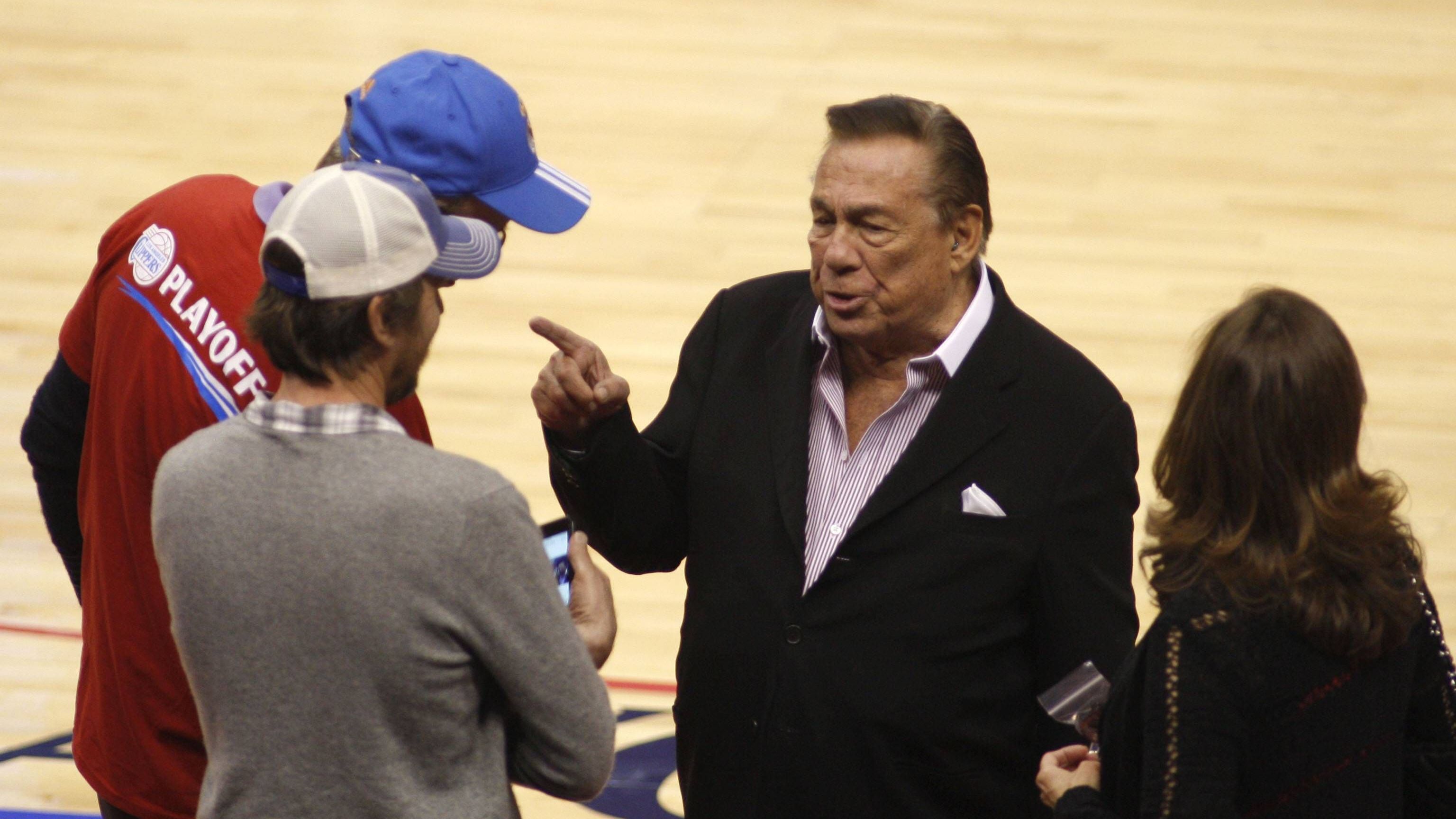 <strong>2. Platz: Donald Sterling 2014 - 2,5 Millionen Dollar</strong><br>Als Donald Sterling noch der Besitzer der Los Angeles Clippers war, gab es einen großen Rassismus-Skandal rund um Sterling. Über das Telefon seiner Freundin soll er sich rassistisch geäußert haben. Grund genug, um ihn lebenslang zu sperren und mit einer Strafe von 2,5 Millionen Dollar zu belegen. Später verkaufte er die Franchise für zwei Milliarden Dollar an den ehemaligen Microsoft-CEO Steve Ballmer.