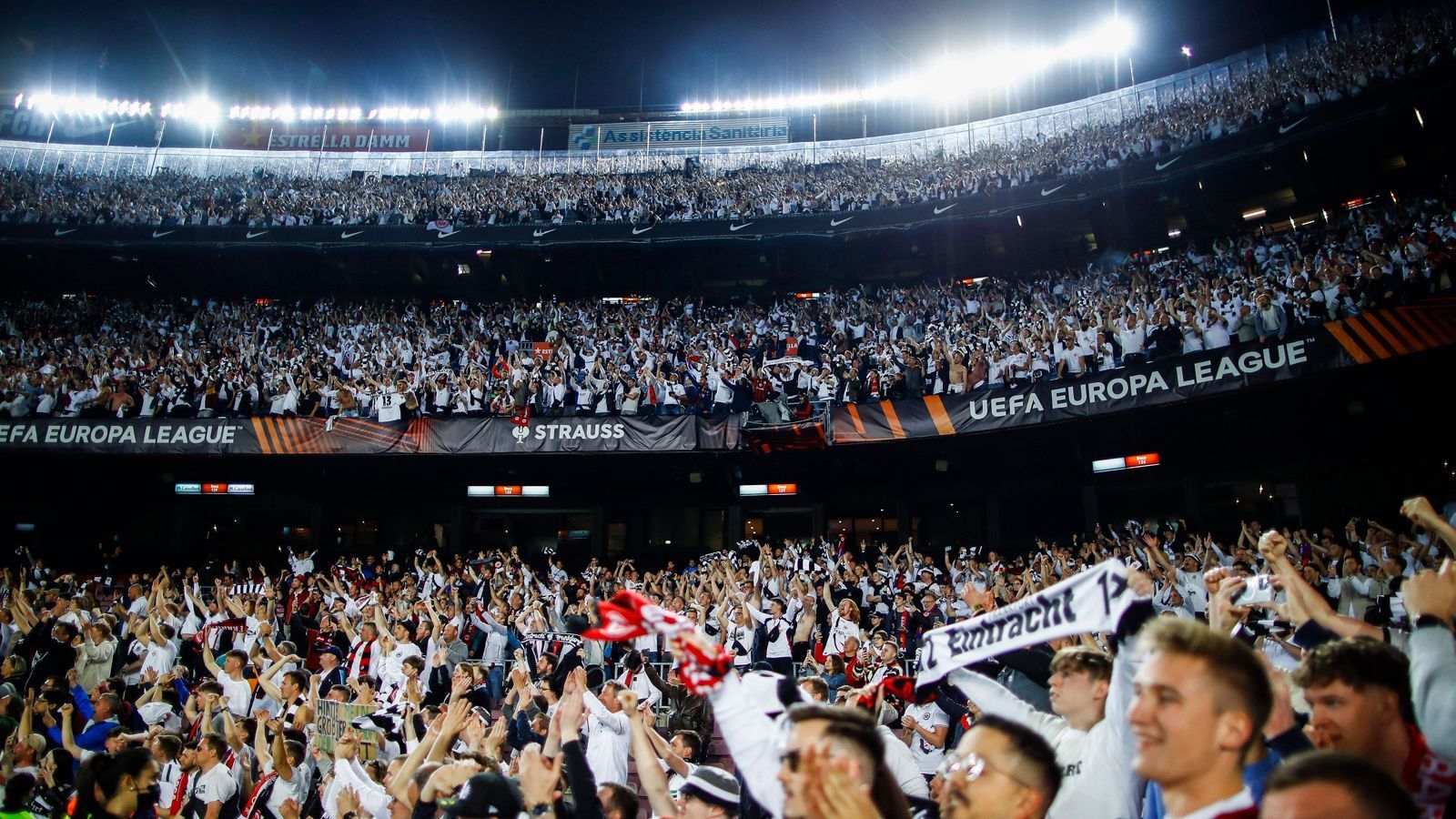 
                <strong>Finale: Eintracht Frankfurt - Glasgow Rangers</strong><br>
                Und nun? Nun geht es für Eintracht Frankfurt erneut nach Spanien. Dort, wo sie bereits Betis und Barcelona geschlagen und Fußballfeste gefeiert haben. Im Estadio Ramon Sanchez Pizjuan in Sevilla geht es am Mittwoch gegen die Glasgow Rangers, die auf ihrem Weg ins Finale unter anderem RB Leipzig und Borussia Dortmund rausgehauen haben. Tradition pur, Fußball pur, Emotionen pur: Es wird mal wieder ein (Eintracht-)Fest.
              