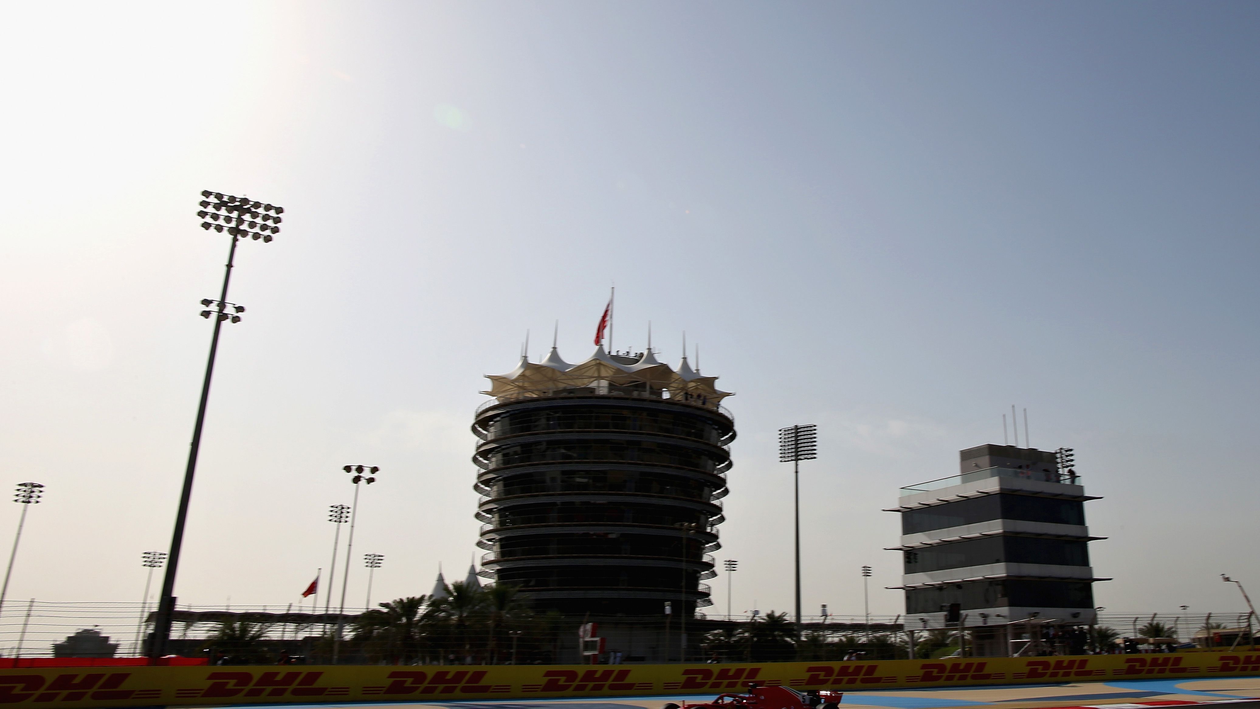 
                <strong>Bahrain International Circuit Sakhir, Bahrain</strong><br>
                Der Große Preis von Bahrain ist seit 2004 im Rennkalder der Motorsport-Königsklasse vertreten. Das Premieren-Rennen gewann damals Rekord-Weltmeister Michael Schumacher. Seit 2014 ist die erste Kurve des Kurses auch nach Schumi benannt. Der 5,4 Kilometer lange Wüstenkurs wurde vom deutschen Bauingenieur Hermann Tilke geplant. Im Jahr 2010 wurde der Circuit auf 6,299 Kilometer erweitert. Wegen des arabischen Frühlings fehlte der Kurs im Jahr 2011 im Rennkalender und ist seit 2012 wieder fester Bestandteil des Formel 1-Fahrplans. Mit vier Siegen ist Sebastian Vettel Rekordsieger in Bahrain. Feiern durfte er das aber immer nur mit Rosenwasser, denn in Bahrain herrscht strenges Alkoholverbot. Durch die Lage in der Wüste, kann es zu Sandverwehungen auf der Strecke kommen, die zu Rennunterbrechungen führen könnten. Ein spezielles Spray auf den Sand um die Strecke herumsoll dem etwas entgegen wirken. 2007 wurden außerdem die Auslaufzonen aus Sand durch eine sandfarbige Asphaltschicht ersetzt. Auch spezielle Luftfilter kommen in dem arabischen Königreich zum Einsatz eingesetzt, um die Fahrzeuge und Motoren vor dem Sand zu schützen.
              