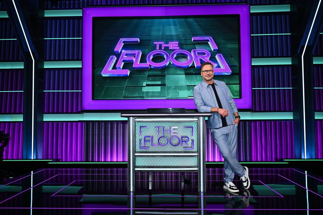 Matthias Opdenhövel moderiert die neue Strategie-Quizshow "The Floor" im Jahr 2024 in SAT.1