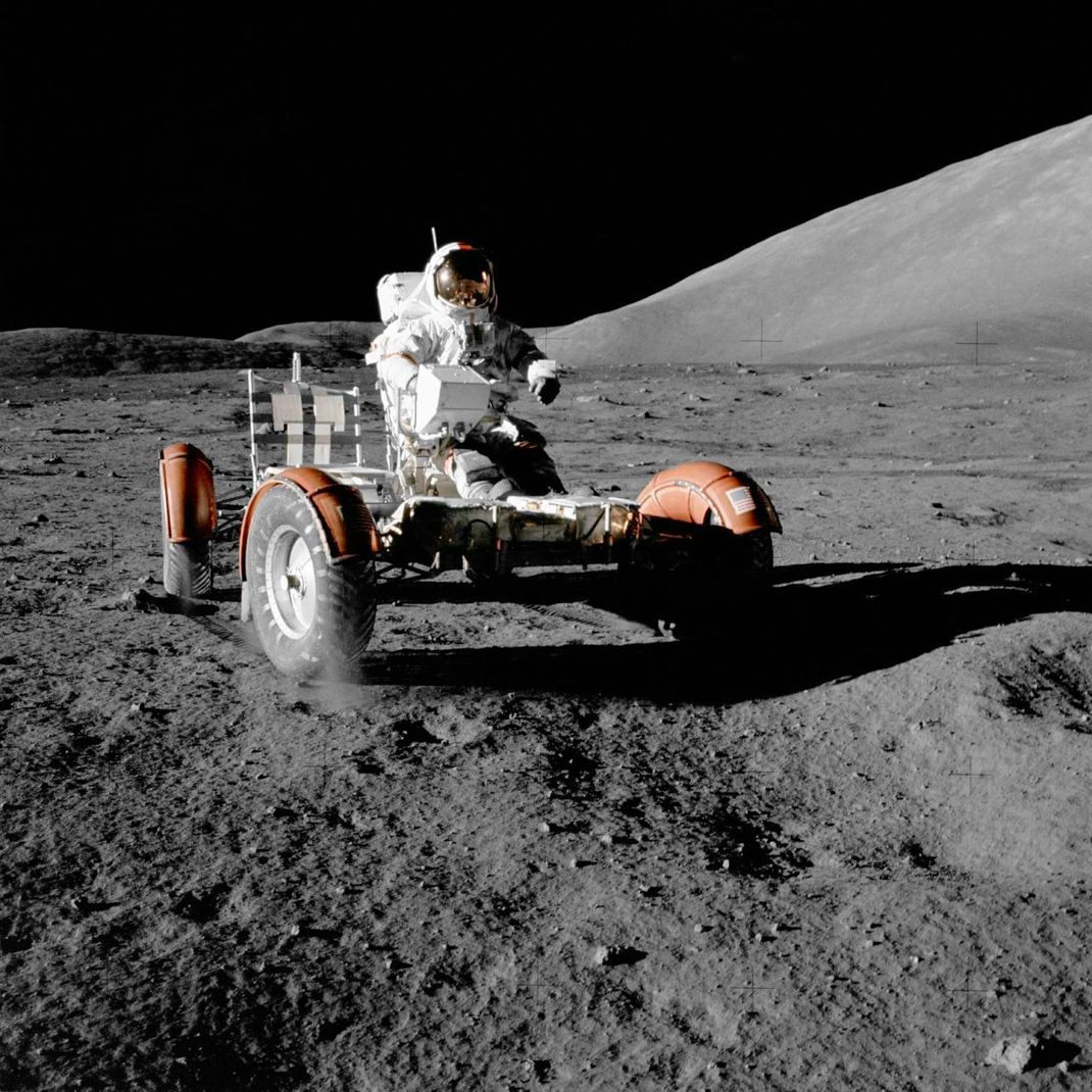 Auch das Mondmobil, mit dem die Apollo-Astronauten spazierenfuhren, hatte Räder aus Draht. Allerdings noch ohne ausgefeilte Erinnerungs-Technik, sondern aus verzinktem, feinverwobenem Stahl. 