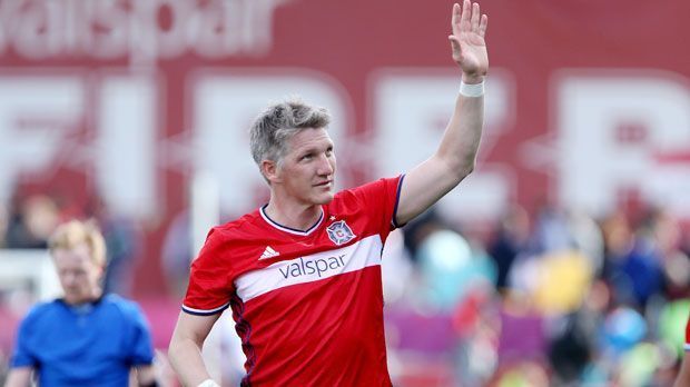 
                <strong>Bastian Schweinsteiger (Chicago Fire)</strong><br>
                Die ersten Gehversuche machte der Weltmeister im Alter von drei Jahren beim FV Oberaudorf. Weiter ausgebildet wurde "Schweini" ab 1992 beim TSV 1860 Rosenheim. Im Alter von 14 Jahren wechselte Schweinsteiger zum FC Bayern, bei dem er 2002 zum ersten Mal im Profi-Kader auflief. 
              