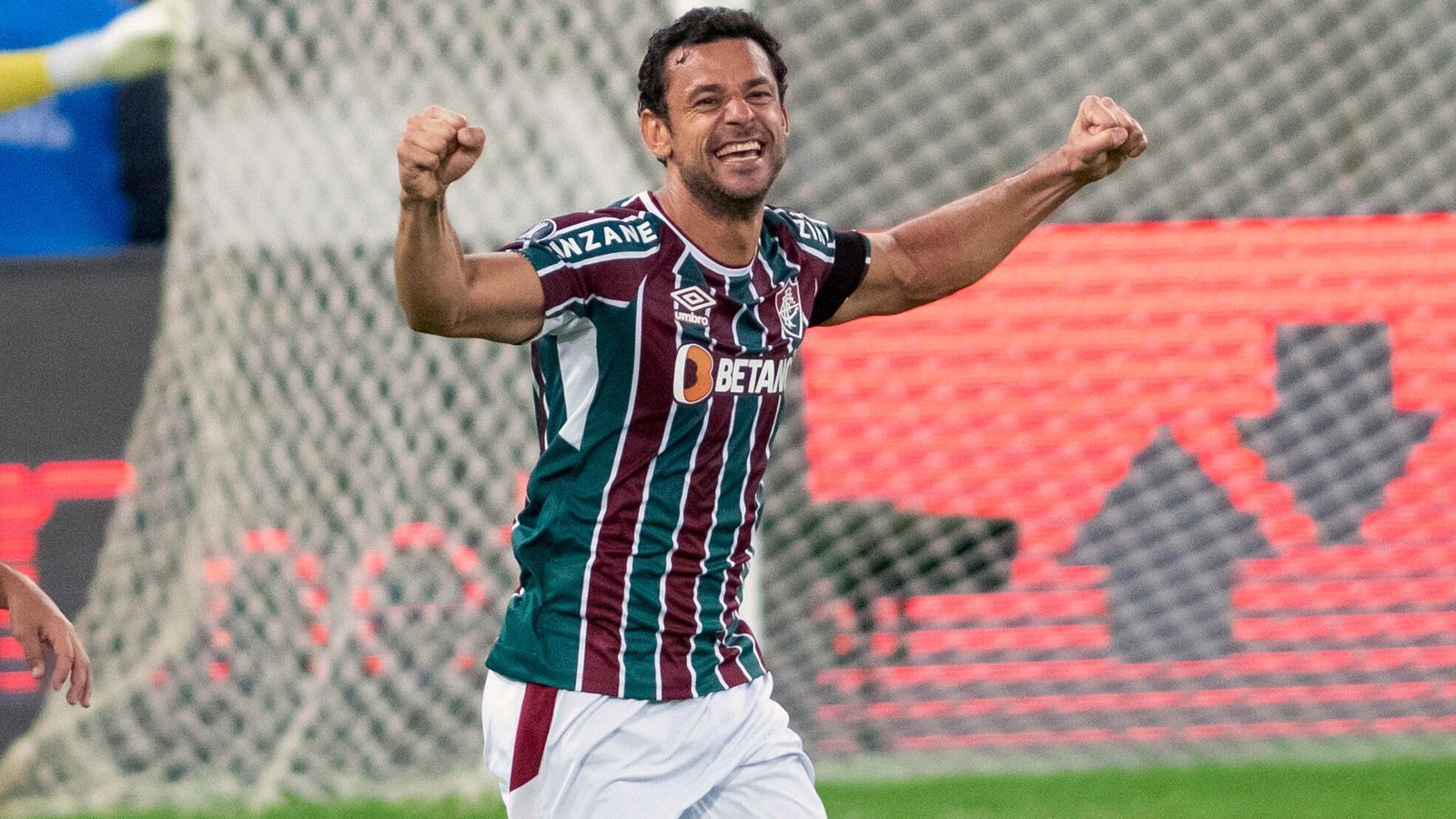 
                <strong>Fred (Fluminense Rio de Janeiro)</strong><br>
                Wer erinnert sich nicht an die WM 2014 in Brasilien, als Stürmer Fred nach dem peinlichen 1:7-Halbfinal-Aus gegen Deutschland zum Sündenbock der Selecao-Fans wurde? Doch diese Zeit ist für den 37-Jährigen längst Vergangenheit, mittlerweile ist der Oldie in seiner Heimat ein anerkannter Torjäger, bewies seine Abschlussstärke nun über viele Jahre bei Fluminense. Dorthin kehrte er im Juni 2020 vom Ligarivalen Cruzeiro zurück und erlebt aktuell seine zweite Fluminense-Ära. Freds Bilanz für den Klub aus Rio de Janeiro, bei dem er auch Kapitän ist: 232 Spiele, 122 Tore. Übrigens: Nach der WM 2014 hat Fred nie wieder ein Länderspiel für Brasilien bestritten. 
              