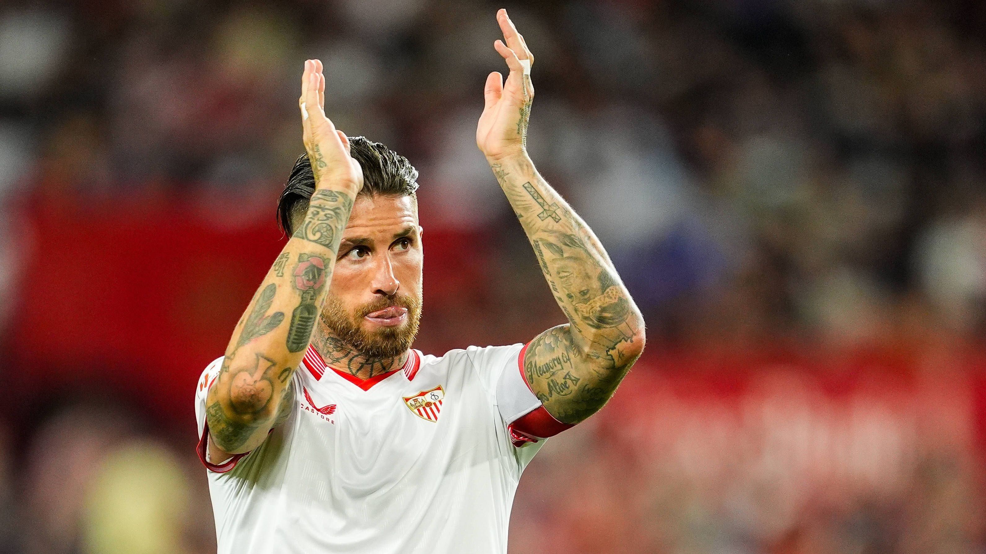 <strong>Sergio Ramos (vereinslos)</strong><br>Wie der argentinische Ableger von TV-Sender "ESPN" vermeldet, könnte es Sergio Ramos zu Boca Juniors ziehen. Dort ist Trainer Fernando Gago neu im Amt, der gemeinsam mit Ramos bei Real Madrid spielte. Beide sollen sich sehr gut verstehen und schon telefoniert haben, das Medium beziffert die Wechsel-Wahrscheinlichkeit auf circa 50 Prozent. Zuletzt wurde der vereinslose Abwehrspieler auch mit MLS-Klub San Diego, einer Rückkehr zu Real oder auch Juventus Turin in Verbindung gebracht.