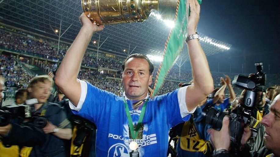 <strong>Alle Schalker Trainer seit Huub Stevens</strong><br>
                2002 endet die erste Amtszeit von Trainer Huub Stevens beim FC Schalke 04. Was folgt, ist Chaos. Nun ist auch Thomas Reis Geschichte und damit der 26. Trainer in knapp 20 Jahren weg. <em><strong>ran</strong></em> zeigt alle Schalker Coaches in der Zeit.
