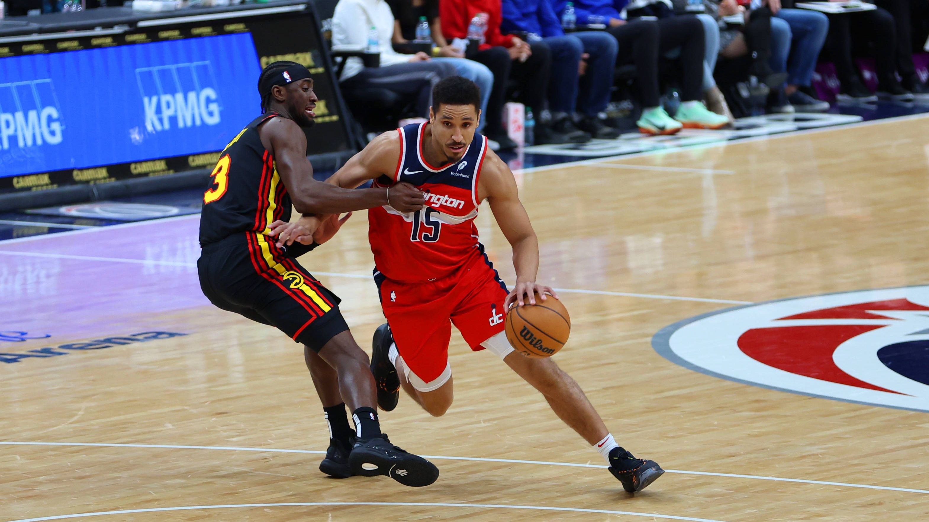 <strong>Malcolm Brogdon (zuletzt Washington Wizards/UFA)</strong><br>Ähnlich wie bei Westbrook liegt Brogdons Prime hinter ihm. Dennoch bekommt man mit ihm einen erfahrenen Point Guard, der effizient punktet, den Ball stark verteilt und mit solider Defense sowie Ruhe überzeugt. Als sehr starker Role Player kann er für vergleichsweise wenig Geld eine wertvolle Verstärkung sein.