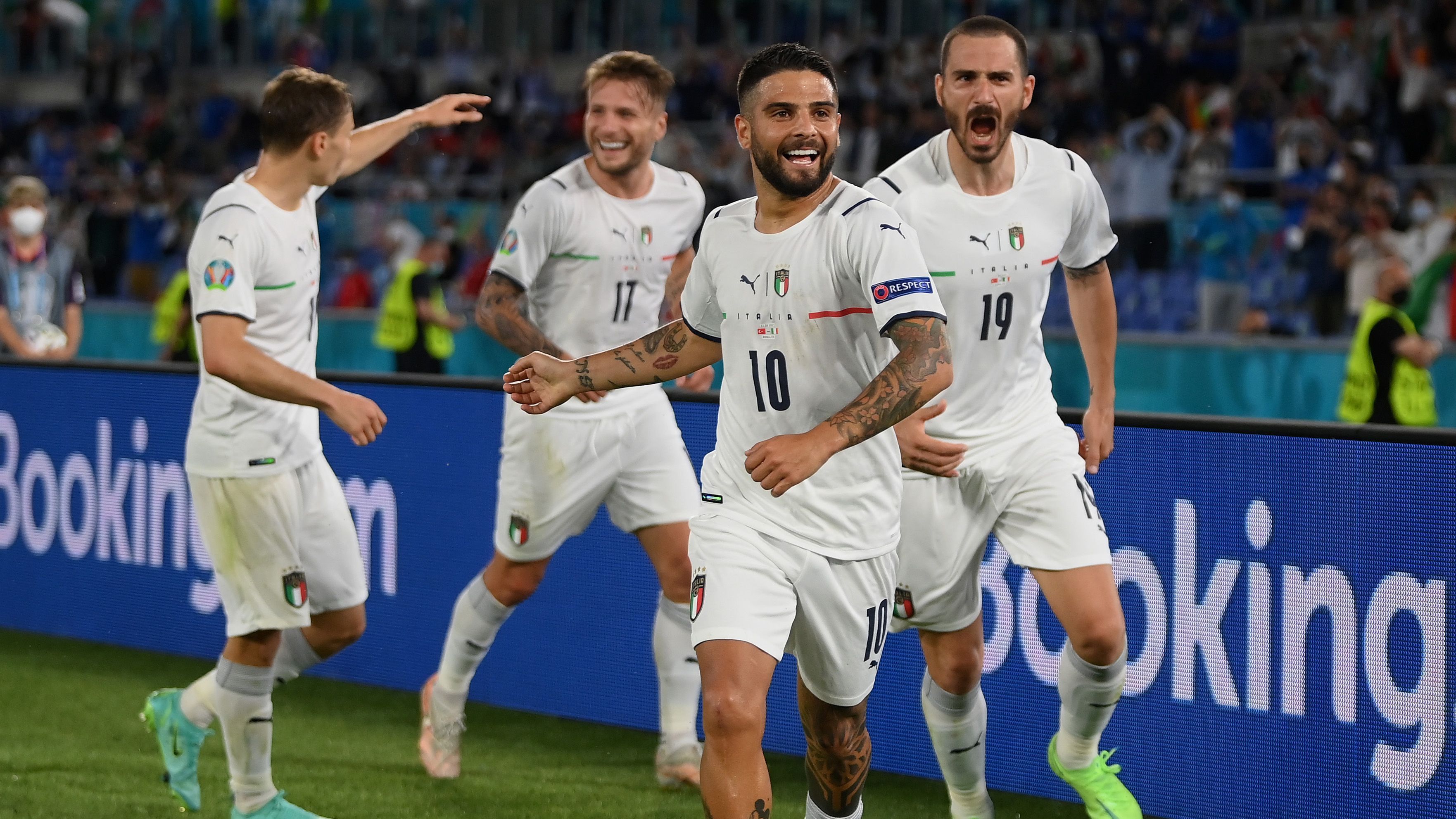 
                <strong>3. Platz: Italien</strong><br>
                Mit dem 3:0-Sieg gegen die Türkei stieg die Mannschaft von Trainer Roberto Mancini endgültig in den Kreis der Topfavoriten auf. Anstelle des traditionellen Catenaccio spielten die Italiener trotz ihrer Führung weiter nach vorne und belohnten sich am Ende für ihre starke Leistung. Obwohl die Abwehrchefs Chiellini und Bonucci nicht mehr zu den Jüngsten zählen, zeigten auch sie keinerlei Schwächen und hatten Star-Stürmer Burak Yilmaz gut im Griff. Der Mix aus erfahrenen Routiniers und hungrigen Jungspielern könnte der "Squadra Azzurra" endlich den ersehnten zweiten EM-Titel bringen (Italien gegen Schweiz, heute ab 21 Uhr im Liveticker).
              