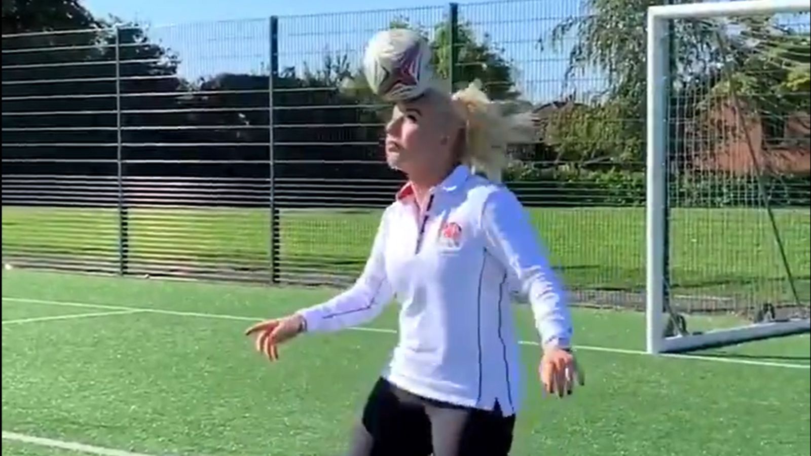 
                <strong>Liv Cooke</strong><br>
                Die Fußball-Freestylerin Liv Cooke versucht sich im Rugby und jongliert das Ei. 
              