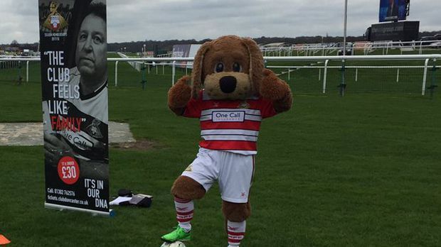 
                <strong>Donny Dog (Doncaster Rovers)</strong><br>
                Tracy Chandler war seit drei Jahren das Maskottchen der Doncaster Rovers, als sie 2011 für einen Sex-Skandal sorgte - und kurz vor dem Rausschmiss stand. Chandler posierte auf Fotos in Reizwäsche, zusammen mit dem Kopf von Donny the Dog. Sie habe mit den Bildern Geld für eine Wohltätigkeitsorganisation sammeln wollen, verteidigte sie sich. Im Jahr davor hatte der Klub seinen Spielern auch erlaubt, nackt für einen Kalender zu posieren. Die Fans gingen anschließend auf die Barrikaden, der Klub ruderte zurück.
              