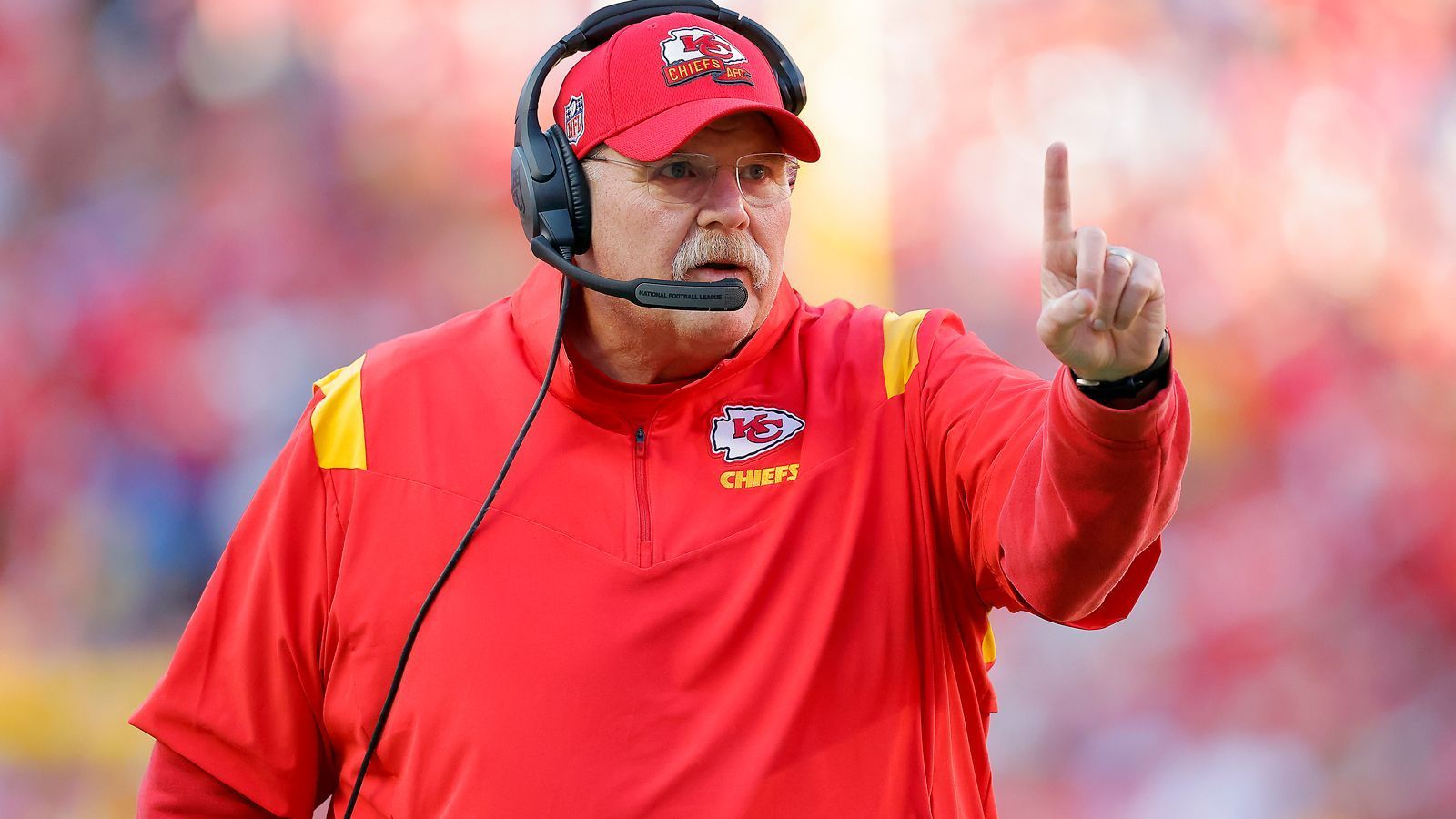 
                <strong>Playcalling: Bei Andy Reid Chefsache</strong><br>
                Das kreative Playcalling der Kansas City Chiefs geht auf das Konto ihres Chefcoaches. Andy Reid kümmert sich selbst ums Ansagen der Offensive Plays. Das war allerdings nicht immer so: In der Saison 2017 überließ er seinem damaligen Offensive Coordinator Matt Nagy das Playcalling. Nach dessen Abgang zu den Chicago Bears vor der Saison 2018 übernahm Reid wieder das Zepter.
              