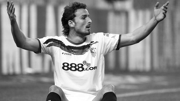 <strong>Antonio Puerta</strong><br>
                Der Todeskampf von Antonio Puerta dauerte ganze drei Tage, nachdem der 22-Jährige im August 2007 beim Spiel zwischen seinem FC Sevilla und Getafe zunächst&nbsp;einen Kollaps erlitt. Nach mehrmaligem Herzstillstand und Organversagen starb das spanische Talent drei Tage später in einem Krankenhaus.