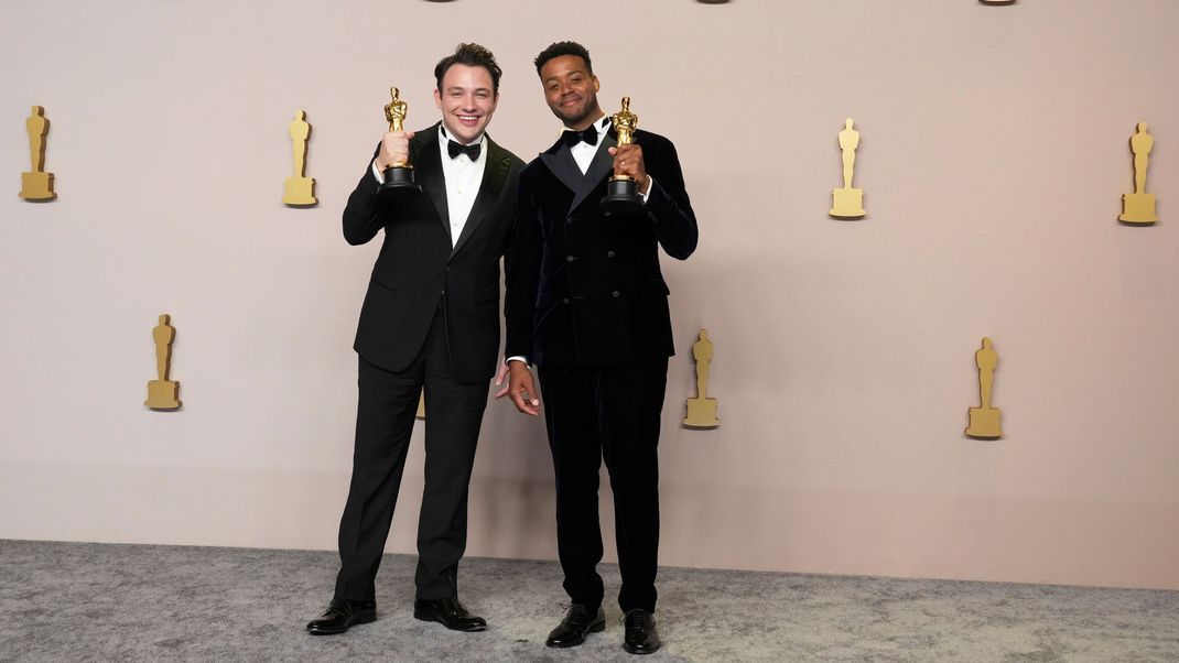Ben Proudfoot und Kris Bowers nehmen stolz ihren Oscar entgegen.