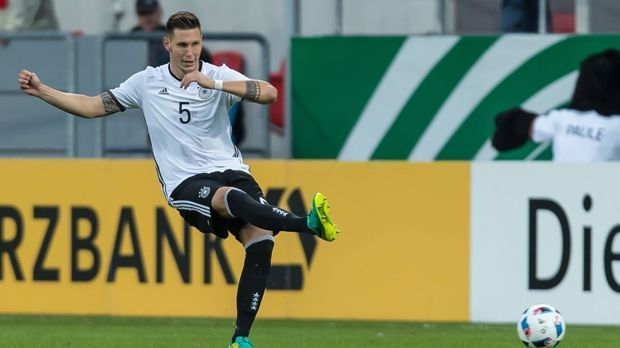 
                <strong>Niklas Süle</strong><br>
                Niklas Süle: Sein Debüt durfte er beim Abschied von Bastian Schweinsteiger feiern. Mit seinen 21 Jahren gehört er bereits jetzt zu den Top-Innenverteidigern der Bundesliga, ist zweikampfstark und passsicher. Mit Hoffenheim mischt er derzeit die Liga auf, seine bisherige Karriere verlief bislang bergauf. Seinen Einsatz für die U21 musste er verletzungsbedingt absagen, was aber nichts daran ändert, dass er für Löw definitiv ein Mann mit Perspektive ist.
              