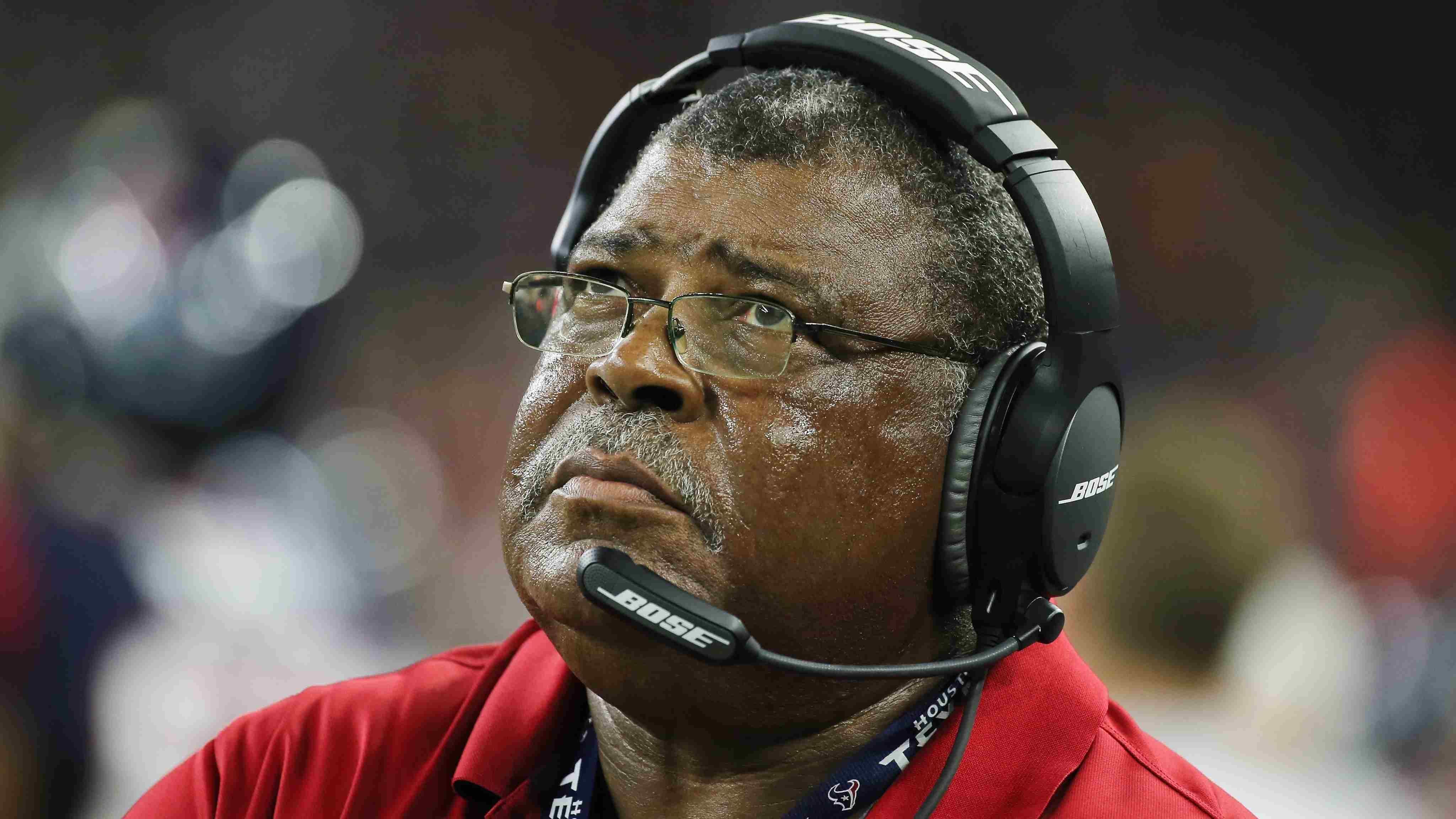 
                <strong>Week 5: Texans stellen ältesten Head Coach der NFL-Geschichte</strong><br>
                Nach der Entlassung von Head Coach und General Manager Bill O'Brien übernahm Assistant Coach Romeo Crennel interimsweise den Job und stand beim Spiel gegen die Jacksonville Jaguars als Head Coach an der Seitenlinie. Damit ist er nun offiziell der älteste Head Coach der NFL-Geschichte, der jemals eine Mannschaft in einem Spiel betreut hat. Mit 73 Jahren stellt er einen neuen Rekord auf. Bisher hielt diesen George Halas, der einst mit 72 Jahren die Chicago Bears coachte. 
              