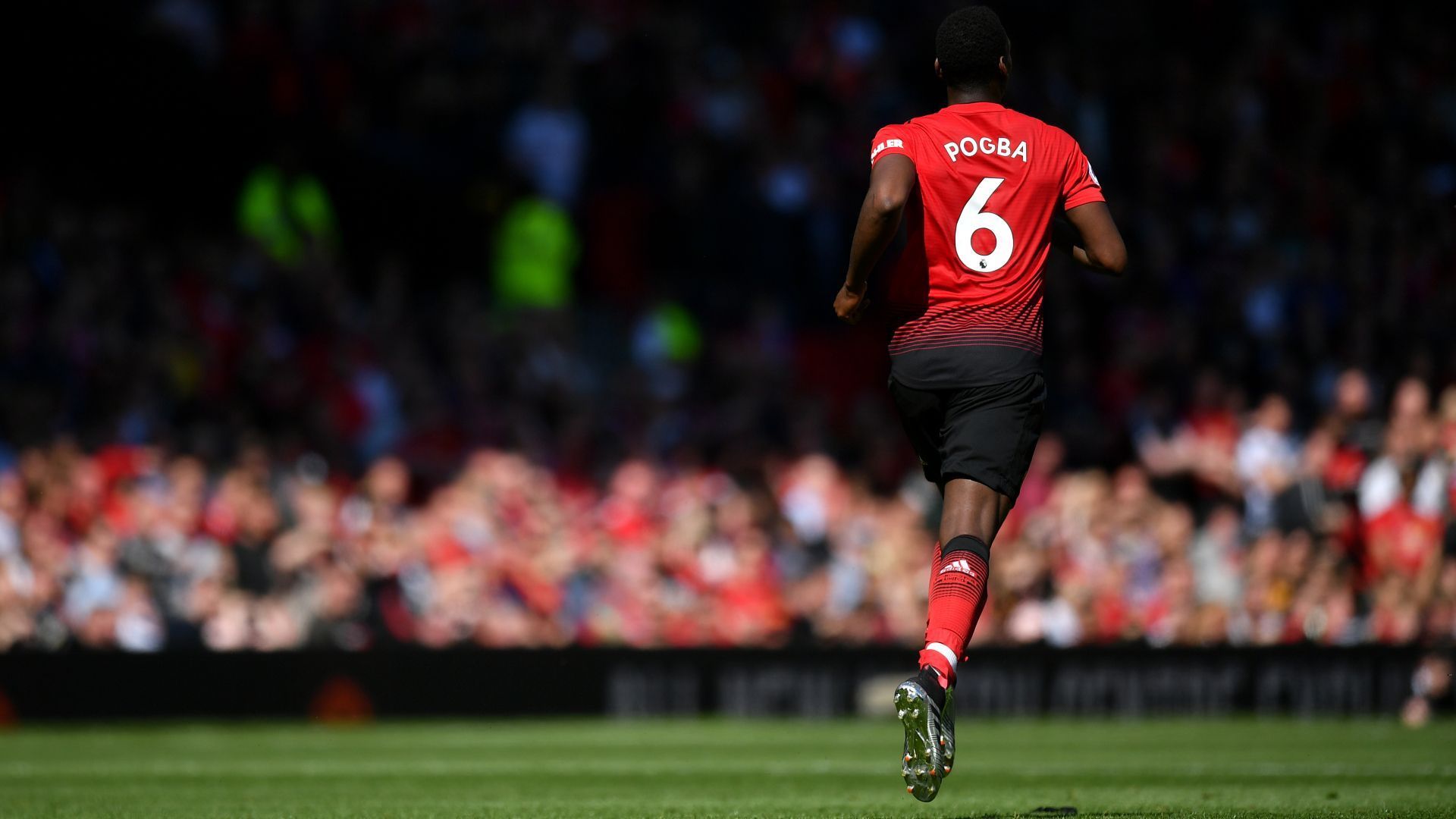 
                <strong>Pogba kokettiert mit einem Abschied</strong><br>
                Schon ein halbes Jahr später aber ist Pogba so gefrustet, dass er öffentlich über einen Abschied von Old Trafford nachdenkt. Seiner Meinung nach wird ihm nicht genügend Wertschätzung im Verein entgegengebracht. "Nach der besten Saison, die ich hier hatte, wäre es eine gute Gelegenheit für neue Herausforderung", sagt er. Gehen darf er dennoch nicht, auch weil Solskjaer sein Veto einlegt.
              