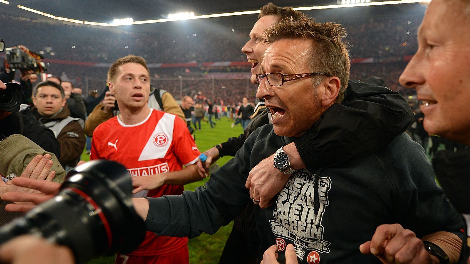 
                <strong>Fortuna Düsseldorf - Hertha BSC</strong><br>
                Nach dem Abpfiff hatten die Düsseldorfer offizielle Feier-Erlaubnis. Trainer Norbert Meier durfte nach dem 2:2 im Rückspiel jubeln. Der Platzsturm hatte für den Verein aber Konsequenzen: Fortuna bekam eine Strafe von 150.000 Euro und einen Teilausschluss der Fans in zwei Bundesligaspielen aufgebrummt. Die Hertha musste 50.000 Euro bezahlen. 
              