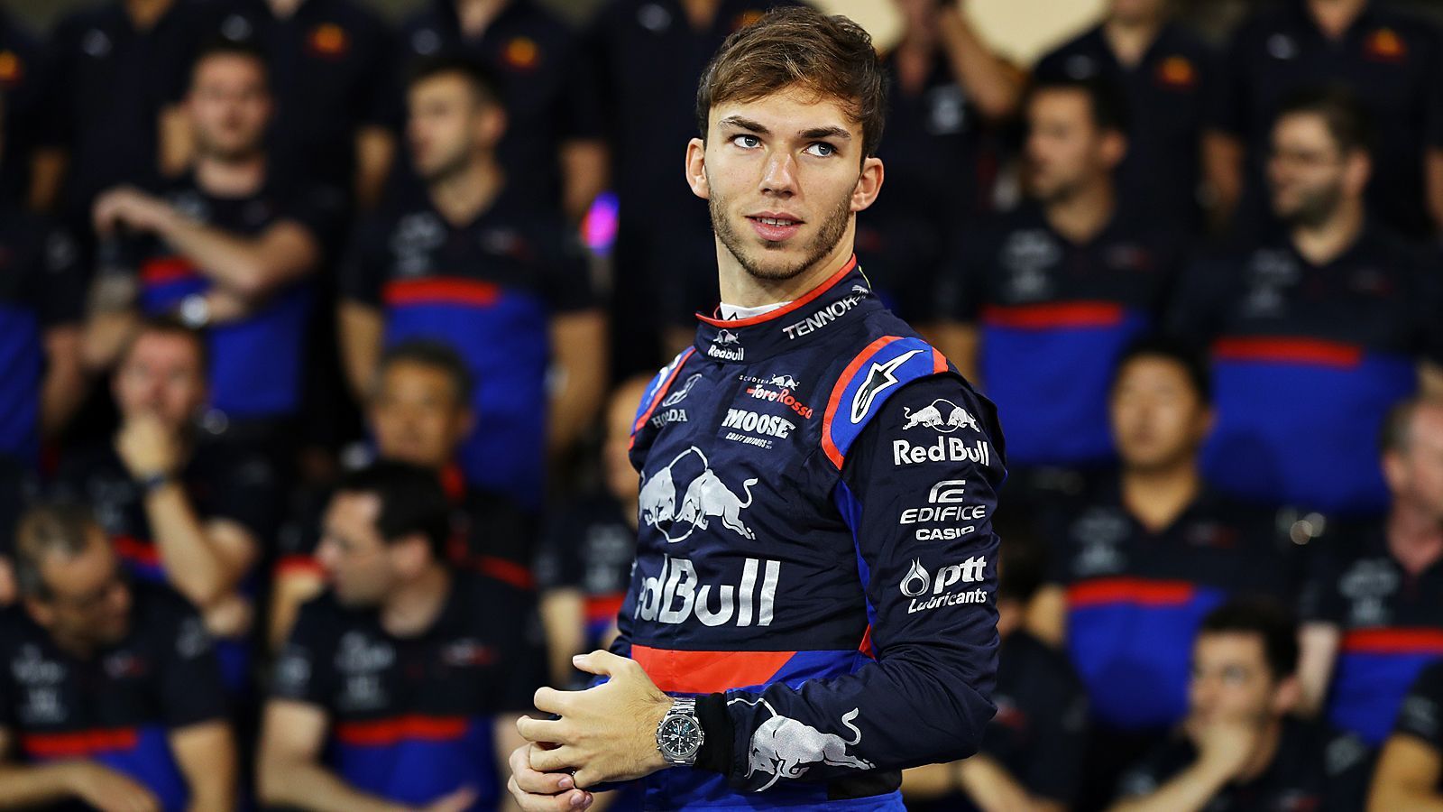 
                <strong>Platz 10: Pierre Gasly (Red Bull Racing/Toro Rosso)</strong><br>
                WM-Punkte 2019: 95 (WM-Rang: 7)In der Formel 1 seit: 2017Der Franzose begann das Jahr bei Red Bull, konnte die Pace von Teamkollege Max Verstappen aber nicht annähernd mitgehen. Nach elf Rennen ohne Podiumsbesuch wurde Gasly in der Sommerpause quasi zurückgestuft und griff wieder ins Lenkrad des Schwesterteams Toro Rosso. Dort lieferte der 23-Jährige ab, größter Coup war sein aufsehenerregender zweiter Platz beim Grand Prix von Brasilien.
              