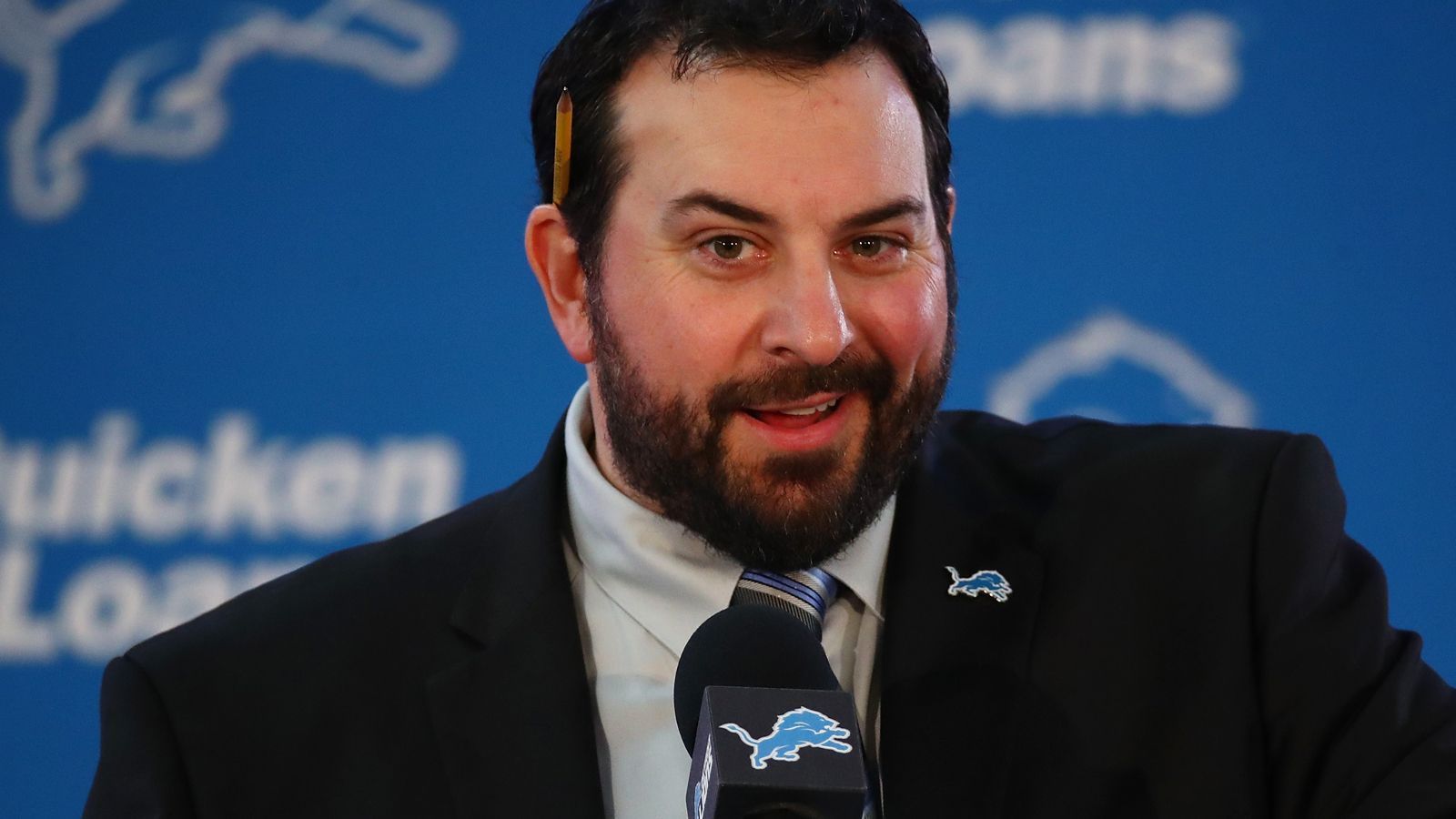 
                <strong>Detroit Lions (2017: 9-7; keine Playoffs)</strong><br>
                Ein neuer Coach und weiterhin viele Fragezeichen hinter dem Laufspiel. Wie schnell können die Lions sowohl in der Defense, als auch im Angriff die Vorstellungen von Coach Matt Patricia umsetzen? Rookie Kerryon Johnson soll der erste 100-Yard-Rusher in einem Spiel seit dem 28. November 2013 und Reggie Bush werden. Aber auch die O-Line bereitet den Lions immer wieder Probleme, vor allem aufgrund von Verletzungen.
              