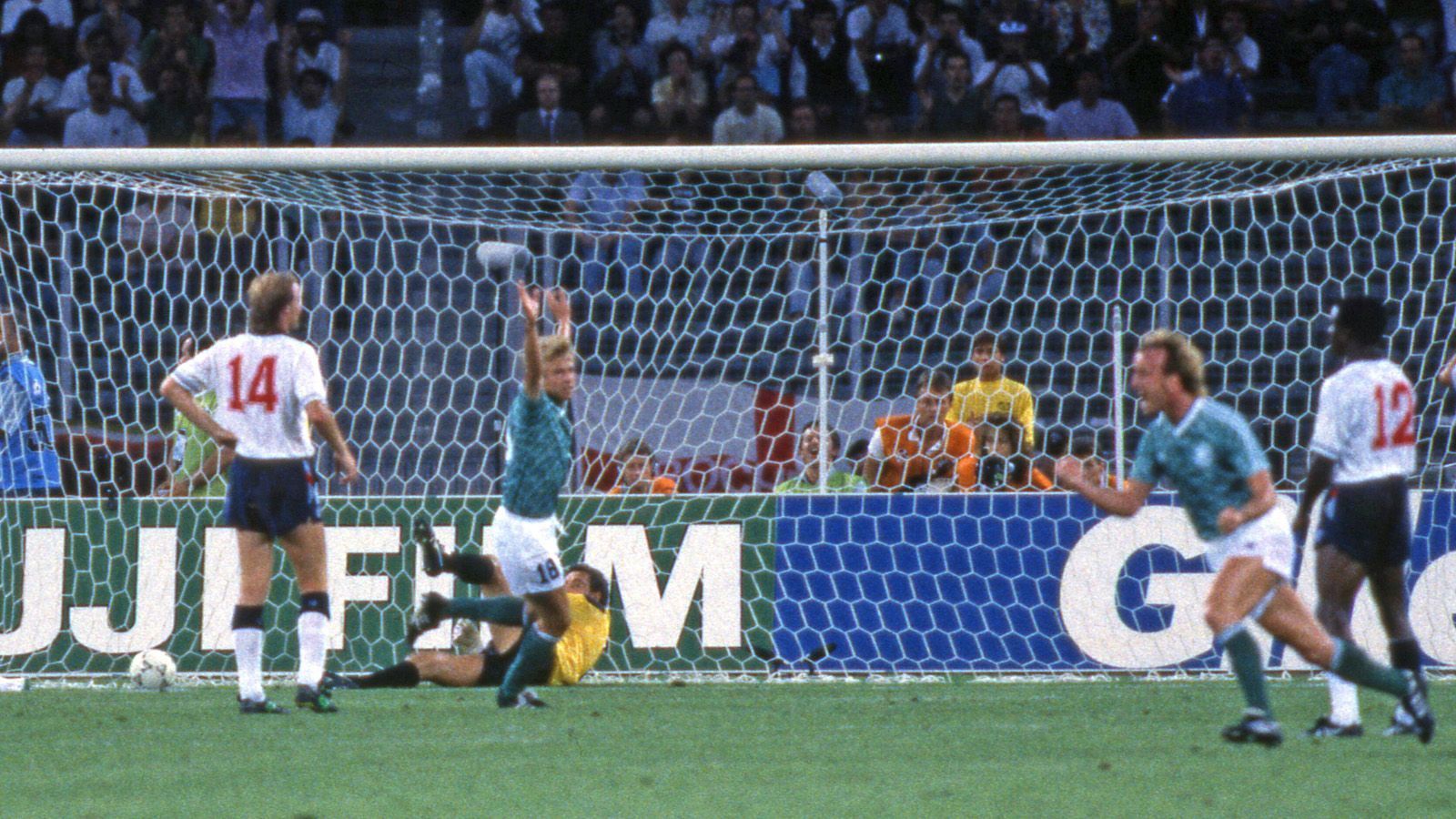 
                <strong>WM 1990: Deutschland - England 1:1 (1:1, 0:0) n.V., 4:3 i.E.</strong><br>
                Das nächste Duell der beiden großen Fußballnationen bei einem großen Turnier fand im Halbfinale der WM 1990 statt. Die Engländer witterten die Chance, erstmals seit 1966 wieder in ein WM-Finale einzuziehen. Die Three Lions gerieten in Turin durch einen Treffer von Andreas Brehme jedoch in Rückstand ... 
              