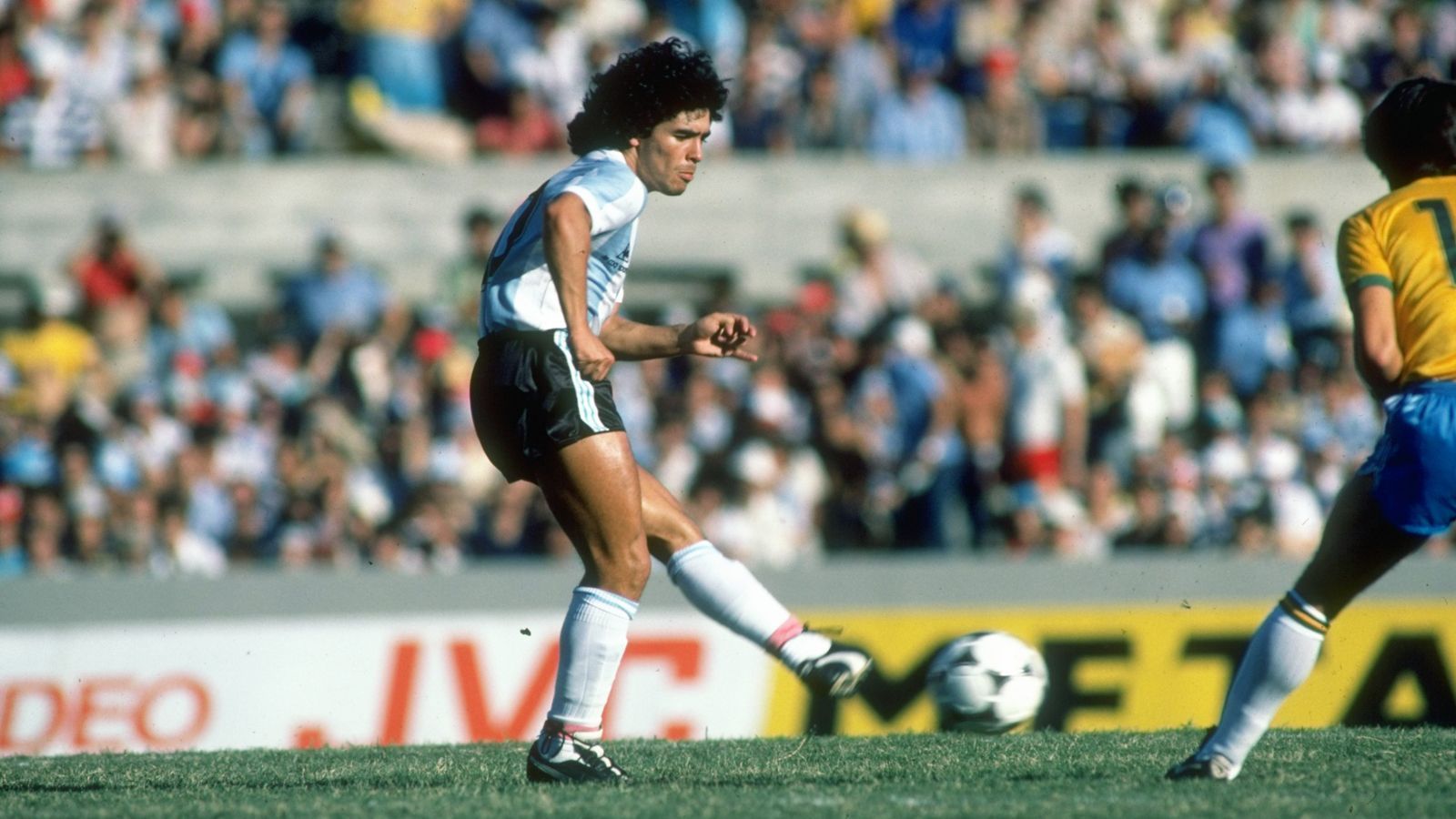 
                <strong>Argentinien - Norberto Menendez (14 Jahre, vier Monate und 25 Tage)</strong><br>
                Bei Argentinien wird häufig von Diego Maradona (Bild) als jüngsten Debütanten der Geschichte genannt. Dabei ist aber Norberto Menendez der Spieler, der die Liste anführt. 1951 stand der Stürmer im zarten Alter von 14 Jahren, vier Monaten und 25 Tagen das erste Mal für Argentinien auf dem Platz. Damit war er rund zwei Jahre jünger als Maradona bei dessen Debüt (16 Jahre, drei Monate und 28 Tage).
              